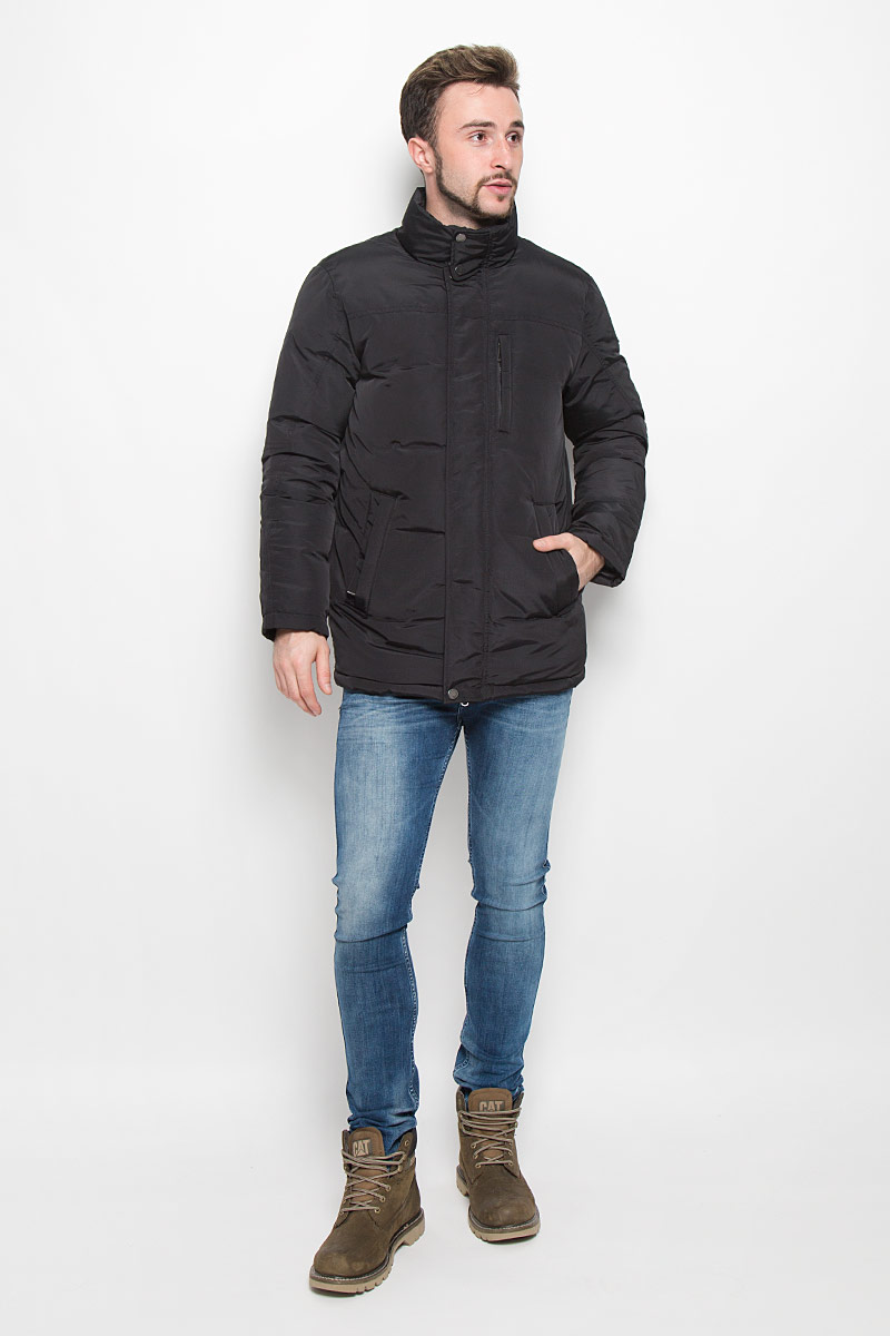 ПуховикB506526_BLACK ПуховикB506526_BLACKМужской пуховик Baon с длинными рукавами и воротником-стойкой выполнен из прочного полиэстера. Наполнитель - натуральный пух и перо. Модель застегивается на застежку-молнию спереди и имеет ветрозащитный клапан на кнопках. Воротник дополнен трикотажной вставкой изнутри. Изделие дополнено двумя втачными карманами на молниях, двумя втачными карманами на кнопках и нагрудным карманом на застежке-молнии спереди, а также двумя внутренними накладными карманами на пуговицах.