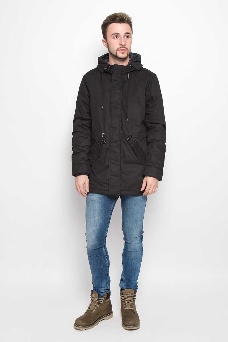 КурткаB536539_BLACK КурткаB536539_BLACKМужская куртка Baon с длинными рукавами и несъемным капюшоном выполнена из прочного полиэстера с добавлением хлопка. Наполнитель - синтепон. Куртка застегивается на застежку-молнию спереди и имеет ветрозащитный клапан на кнопках. Рукава дополнены внутренними манжетами. Изделие оснащено двумя втачными карманами с клапанами на кнопках спереди, а также внутренним накладным карманом. Объем капюшона регулируется при помощи шнурка-кулиски. На талии модель также дополнена шнурком-кулиской.