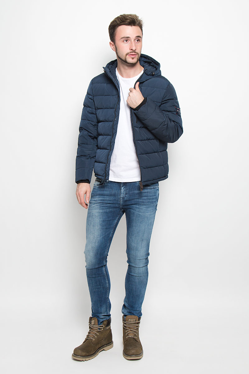 ПуховикB506504_DEEP NAVY ПуховикB506504_DEEP NAVYМужской пуховик Baon с длинными рукавами, воротником-стойкой и съемным капюшоном на застежке-молнии выполнен из прочного полиэстера. Наполнитель - натуральный пух и перо. Объем капюшона регулируется при помощи шнурка-кулиски. Модель застегивается на застежку-молнию спереди, низ капюшона застегивается на кнопки. Изделие дополнено двумя втачными карманами на молниях спереди, втачным карманом на застежке-молнии на рукаве, а также внутренним накладным карманом на пуговице и втачным карманом на застежке-молнии.