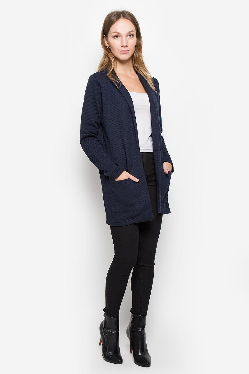 КардиганB126508_DARK NAVY КардиганB126508_DARK NAVYЖенский кардиган Baon выполнен из полиэстера с добавлением хлопка. Модель с длинными рукавами и воротником с лацканами не имеет застежек. Изделие дополнено двумя накладными карманами спереди. Кардиган украшен объемными полосками.