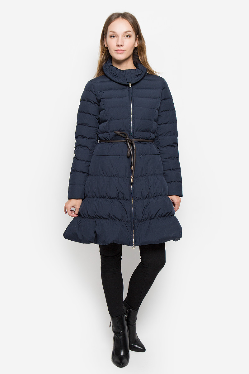 ПуховикB006563_DARK NAVY ПуховикB006563_DARK NAVYУдлиненный женский пуховик Baon с длинными рукавами и воротником-стойкой выполнен из прочного полиэстера. Наполнитель - натуральный пух и перо. Модель застегивается на застежку-молнию спереди. Изделие дополнено двумя втачными карманами на кнопках. Рукава дополнены внутренними эластичными резинками. Пуховик оформлен стеганым узором. В комплект входит узкий пояс.