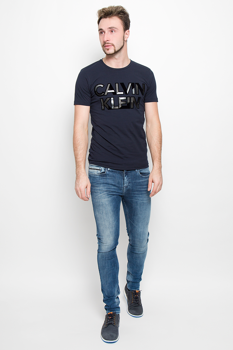 ФутболкаJ30J300562_402 ФутболкаJ30J300562_402Мужская футболка Calvin Klein Jeans, выполненная из эластичного хлопка, идеально подойдет для повседневной носки. Футболка с круглым вырезом горловины и короткими рукавами имеет полуприлегающий силуэт. Спереди изделие украшено фактурной надписью с названием бренда.