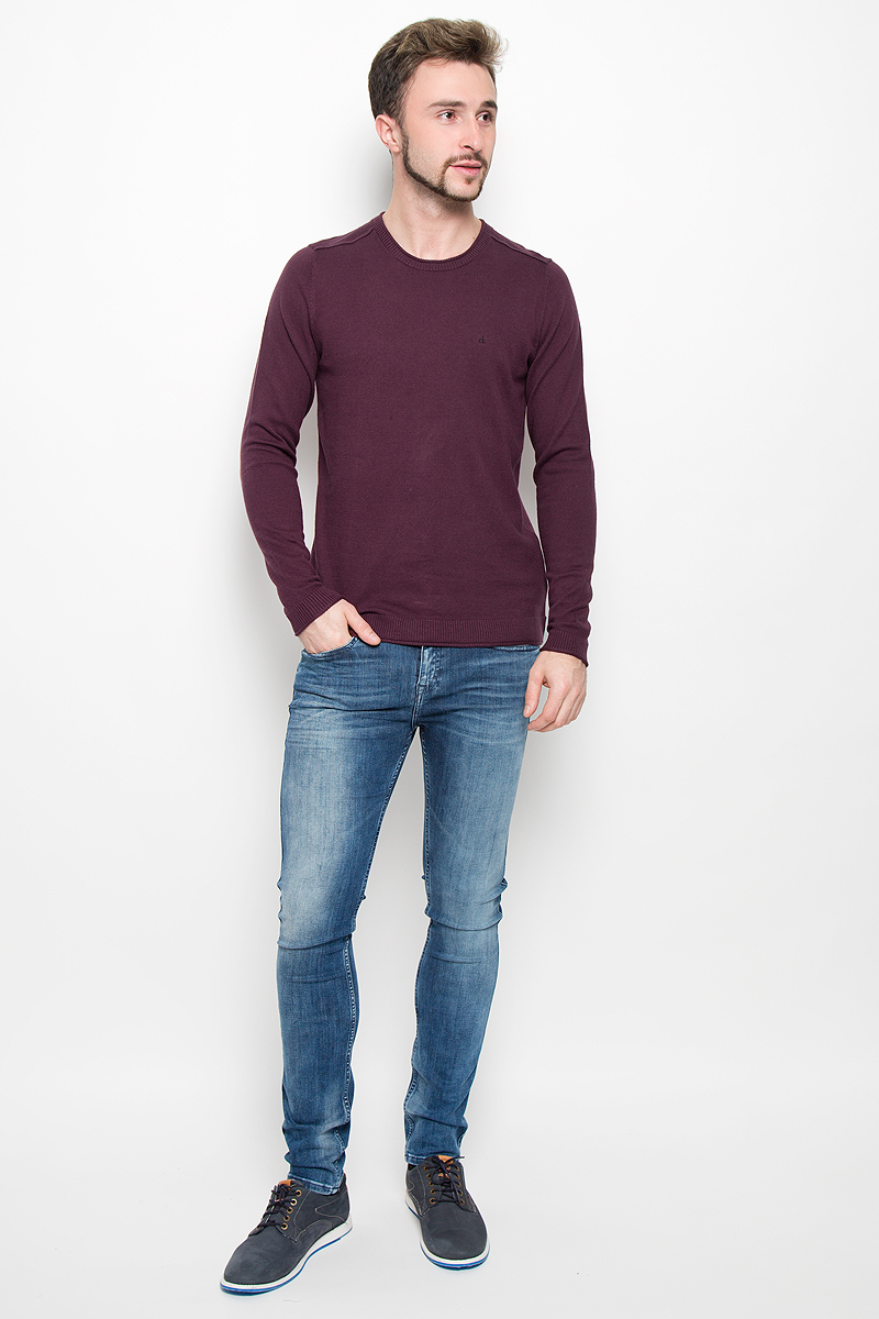 Джемпер919 Джемпер919Мужской джемпер Calvin Klein Jeans, выполненный из высококачественной пряжи хлопка с добавлением кашемира, станет стильным дополнением к вашему образу. Джемпер с круглым вырезом горловины и длинными рукавами. Вырез горловины, манжеты и низ модели связаны резинкой с эффектом необработанного края. Оформлена модель в лаконичном однотонном стиле.