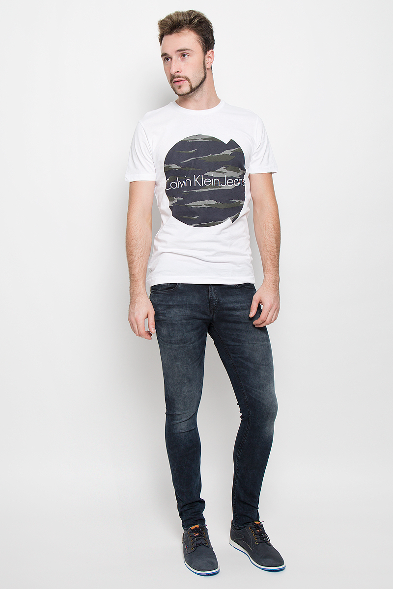 ФутболкаJ30J300562_402 ФутболкаJ30J300562_402Стильная мужская футболка Calvin Klein Jeans, выполненная из натурального хлопка, обладает высокой теплопроводностью, воздухопроницаемостью и гигроскопичностью. Модель с короткими рукавами и круглым вырезом горловины - идеальный вариант для создания модного современного образа. Футболка оформлена крупным контрастным принтом с логотипом Calvin Klein.