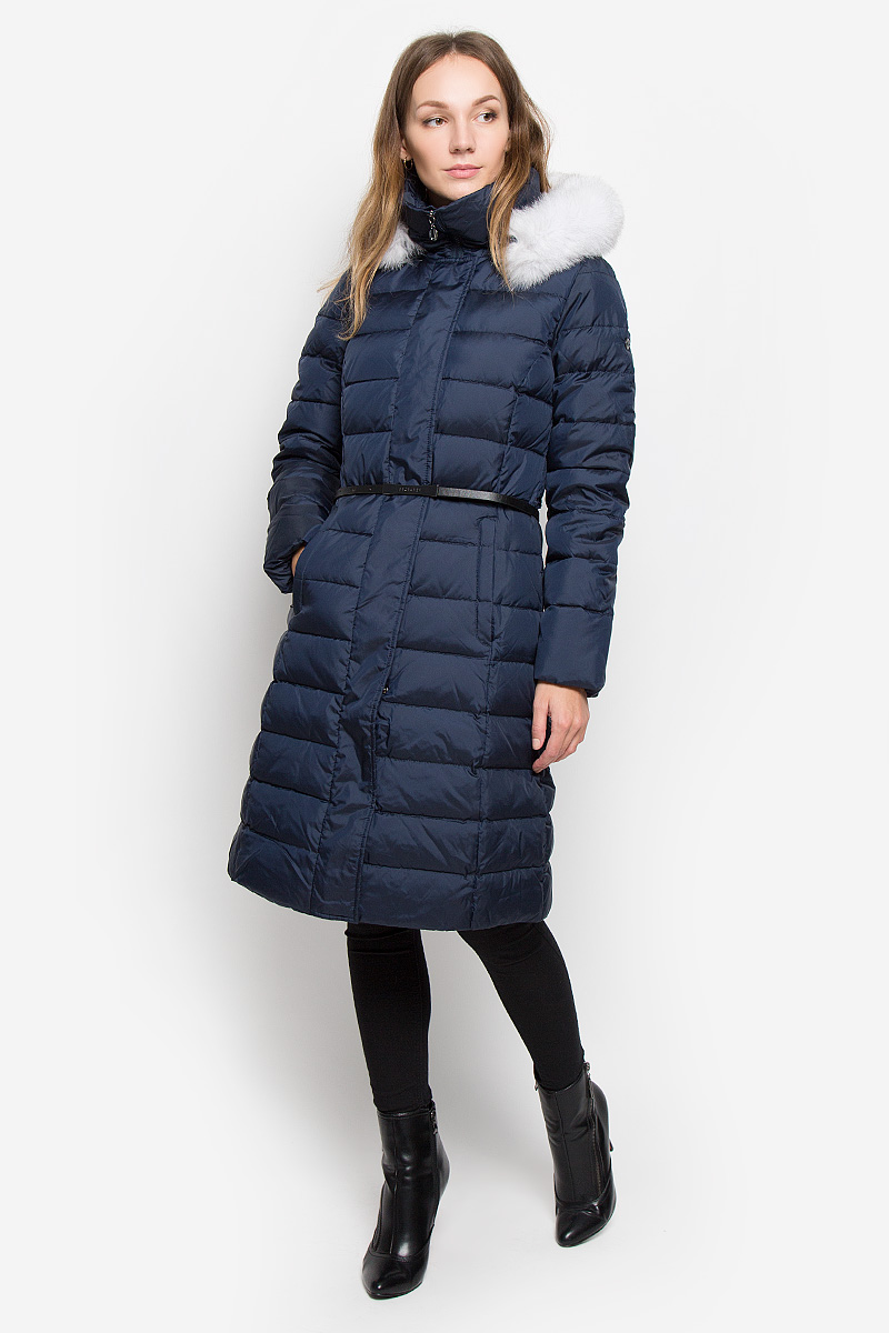ПуховикB006542_DARK NAVY ПуховикB006542_DARK NAVYУдлиненный женский пуховик Baon с длинными рукавами, воротником-стойкой и съемным капюшоном на молнии выполнен из прочного полиэстера. Наполнитель - натуральный пух и перо. Капюшон украшен натуральным мехом на кнопках. Модель застегивается на застежку-молнию спереди и имеет ветрозащитный клапан на кнопках. Изделие дополнено двумя втачными карманами на застежках-молниях. Пуховик оформлен стеганым узором. В комплект входит узкий ремень с прямоугольной металлической пряжкой.