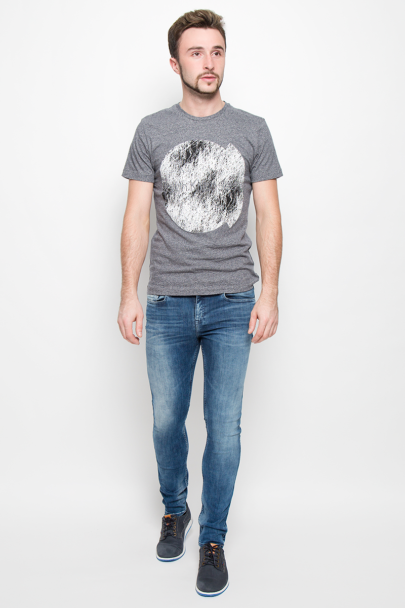 Футболка919 Футболка919Стильная мужская футболка Calvin Klein Jeans, выполненная из натурального хлопка, обладает высокой теплопроводностью, воздухопроницаемостью и гигроскопичностью. Модель с короткими рукавами и круглым вырезом горловины - идеальный вариант для создания модного современного образа. Футболка оформлена крупным контрастным принтом с логотипом Calvin Klein.