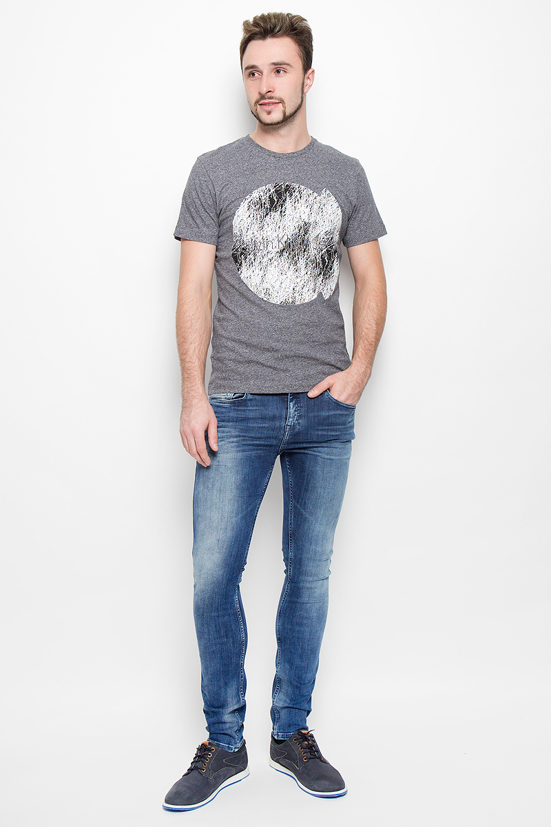 ДжинсыJ30J301455_915 ДжинсыJ30J301455_915Модные мужские джинсы Calvin Klein выполнены из высококачественного эластичного хлопка с добавлением эластана и полиэстера, что обеспечивает комфорт и удобство при носке. Джинсы модели-скинни имеют стандартную посадку и станут отличным дополнением к вашему современному образу. Модель застегивается на пуговицу в поясе и ширинку на застежке-молнии, дополнены шлевками для ремня. Джинсы имеют классический пятикарманный крой: спереди модель дополнена двумя втачными карманами и одним маленьким накладным кармашком, а сзади - двумя накладными карманами. Модель оформлена перманентными складками и эффектом потертости.