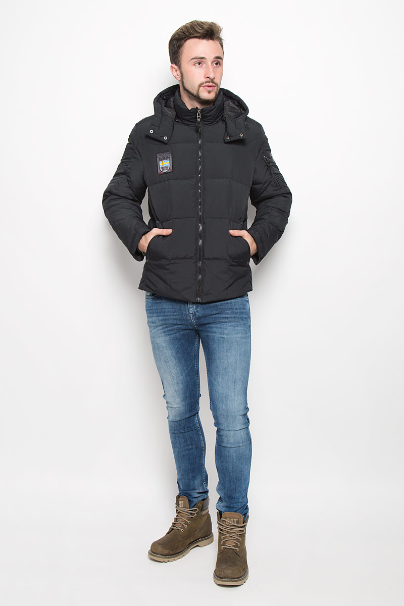 ПуховикB506504_DEEP NAVY ПуховикB506504_DEEP NAVYМужской пуховик Baon с длинными рукавами, воротником-стойкой и съемным капюшоном на застежке-молнии выполнен из прочного полиэстера. Наполнитель - натуральный пух и перо. Объем капюшона регулируется при помощи шнурка-кулиски. Модель застегивается на застежку-молнию спереди, низ капюшона застегивается на кнопки. Изделие дополнено двумя втачными карманами на молниях спереди, втачным карманом на застежке-молнии на рукаве, а также внутренним накладным карманом на пуговице и втачным карманом на застежке-молнии.