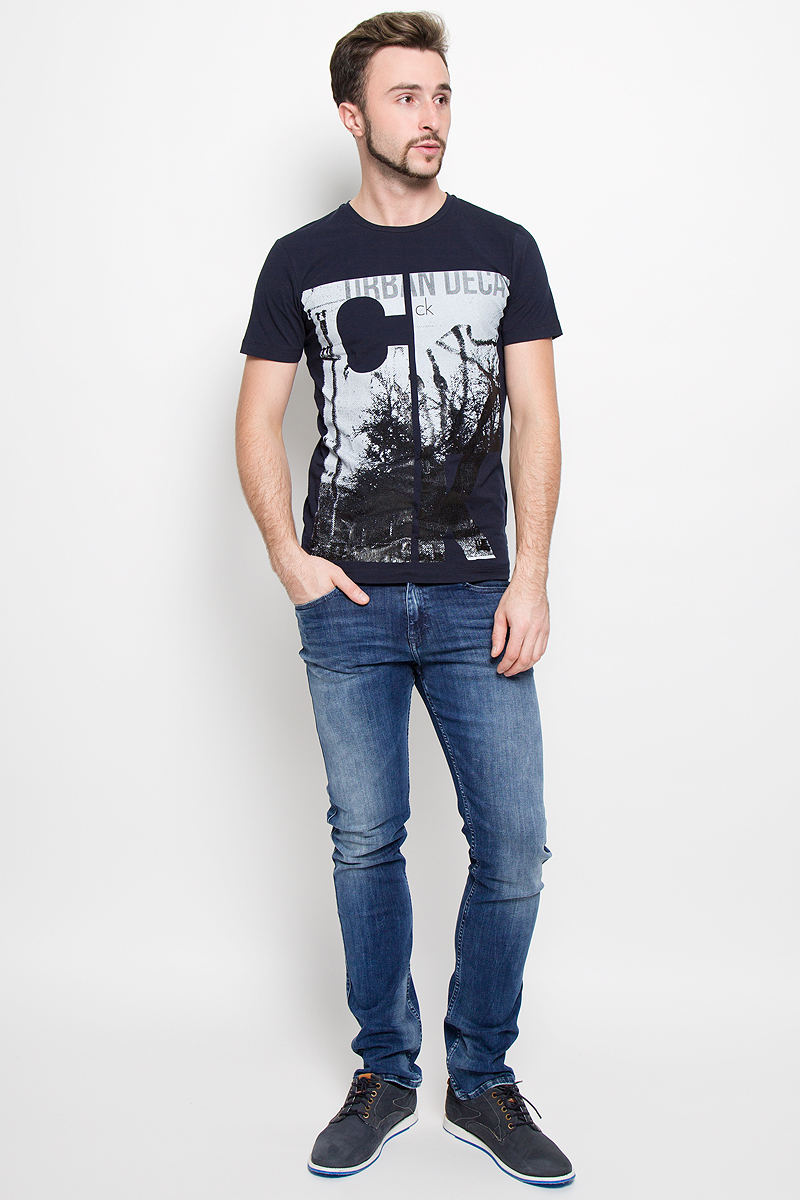 Футболка919 Футболка919Мужская футболка Calvin Klein Jeans, выполненная из эластичного хлопка с добавлением эластана, идеально подойдет для повседневной носки. Футболка с круглым вырезом горловины и короткими рукавами имеет полуприлегающий силуэт. Спереди изделие украшено стильной надписью с названием бренда.
