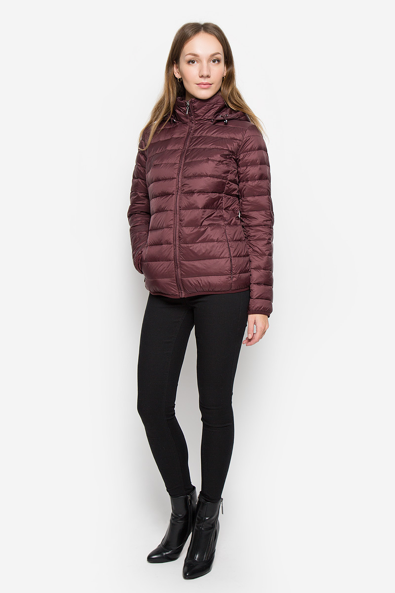 ПуховикB016701_COLD BEET ПуховикB016701_COLD BEETУкороченный женский пуховик Baon с длинными рукавами, воротником-стойкой и съемным капюшоном на молнии выполнен из прочного полиамида. Наполнитель - натуральный пух и перо. Модель застегивается на застежку-молнию спереди. Объем капюшона регулируется при помощи шнурка-кулиски со стопперами. Изделие дополнено двумя втачными карманами на застежках-молниях. Пуховик оформлен стеганым узором.