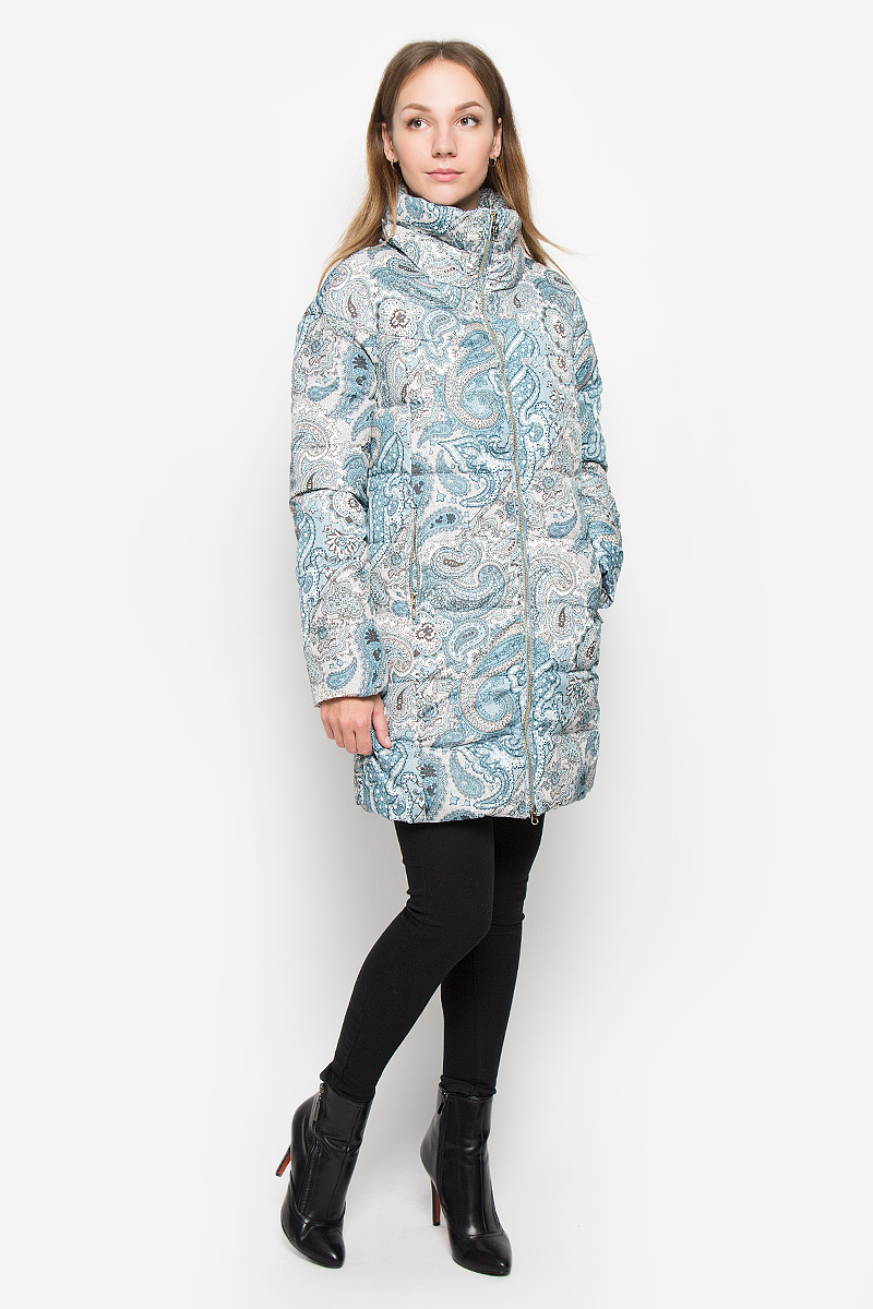 ПуховикB026516_DARK NAVY PRINTED ПуховикB026516_DARK NAVY PRINTEDУдлиненный женский пуховик Baon с длинными рукавами и воротником-стойкой выполнен из прочного полиэстера. Наполнитель - натуральный пух и перо. Модель застегивается на застежку-молнию спереди. Рукава дополнены внутренними эластичными резинками. Изделие дополнено двумя втачными карманами на застежках-молниях. Пуховик оформлен этническим принтом.