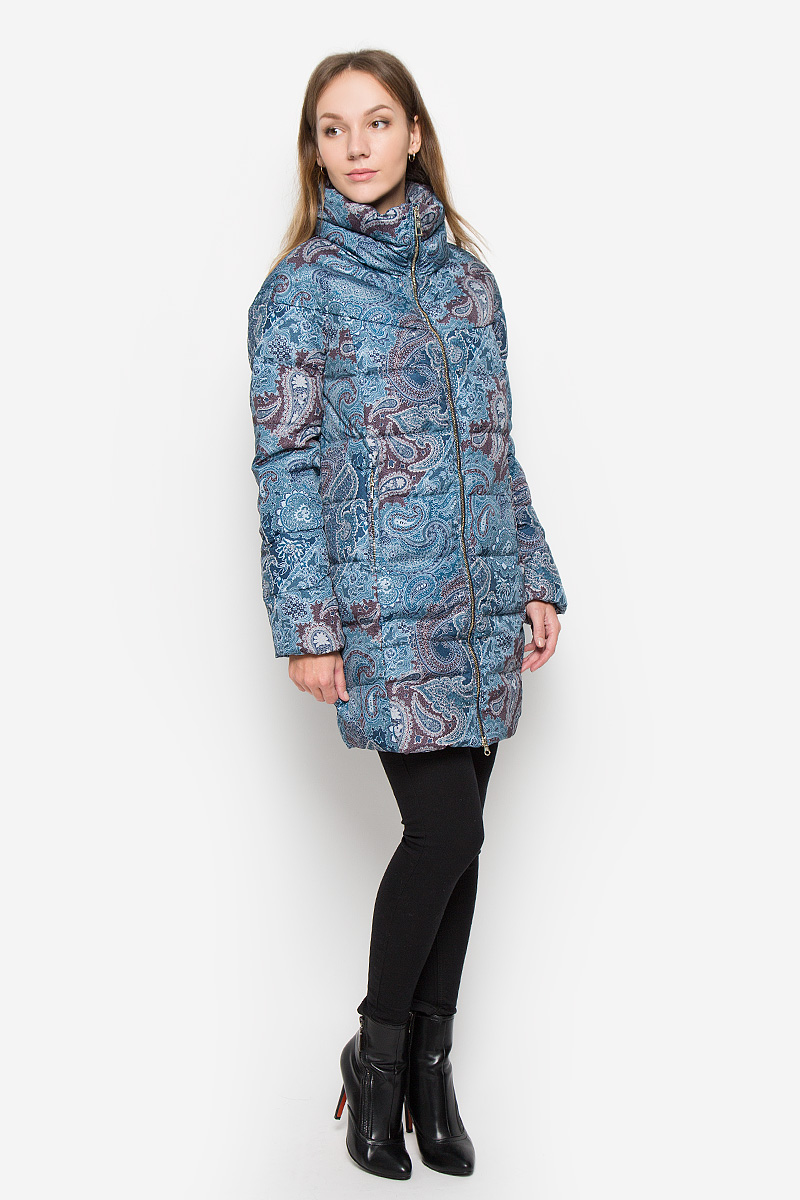 ПуховикB026516_DARK NAVY PRINTED ПуховикB026516_DARK NAVY PRINTEDУдлиненный женский пуховик Baon с длинными рукавами и воротником-стойкой выполнен из прочного полиэстера. Наполнитель - натуральный пух и перо. Модель застегивается на застежку-молнию спереди. Рукава дополнены внутренними эластичными резинками. Изделие дополнено двумя втачными карманами на застежках-молниях. Пуховик оформлен этническим принтом.
