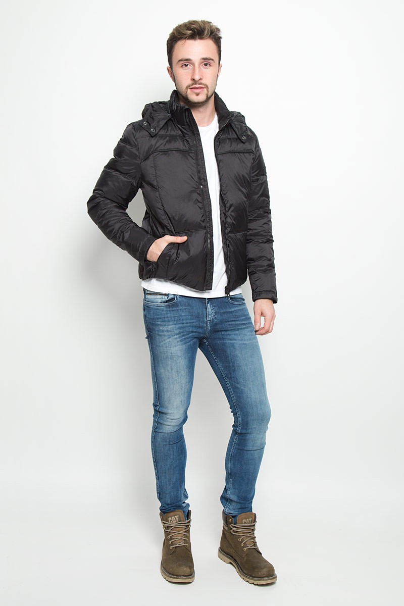 КурткаJ30J300562_402 КурткаJ30J300562_402Стильная мужская куртка Calvin Klein Jeans изготовлена из высококачественного нейлона с подкладкой из полиэстера. В качестве наполнителя капюшона используется полиэстер, основной части куртки - пух с добавлением пера. Куртка с воротником-стойкой и съемным капюшоном застегивается на застежку-молнию. Капюшон пристегивается к куртке с помощью застежки-молнии. Спереди имеются два прорезных кармана, с внутренней стороны - прорезной карман. Спереди капюшон оформлен эластичной окантовкой и застегивается на металлические кнопки. Манжеты рукавов дополнены трикотажными напульсниками. Нижняя часть модели с внутренней стороны присборена на эластичные резинки.