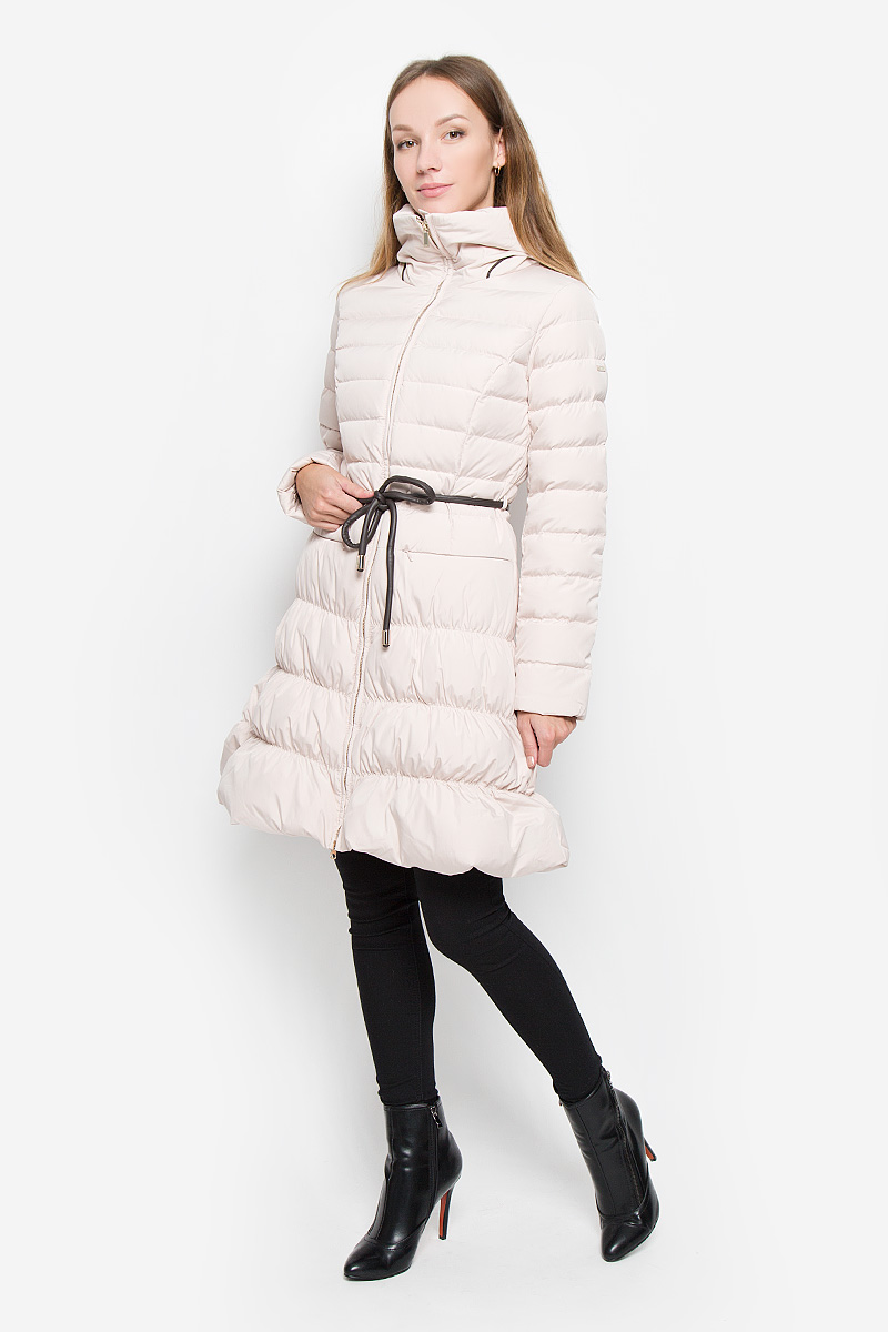 ПуховикB006563_DARK NAVY ПуховикB006563_DARK NAVYУдлиненный женский пуховик Baon с длинными рукавами и воротником-стойкой выполнен из прочного полиэстера. Наполнитель - натуральный пух и перо. Модель застегивается на застежку-молнию спереди. Изделие дополнено двумя втачными карманами на кнопках. Рукава дополнены внутренними эластичными резинками. Пуховик оформлен стеганым узором. В комплект входит узкий пояс.