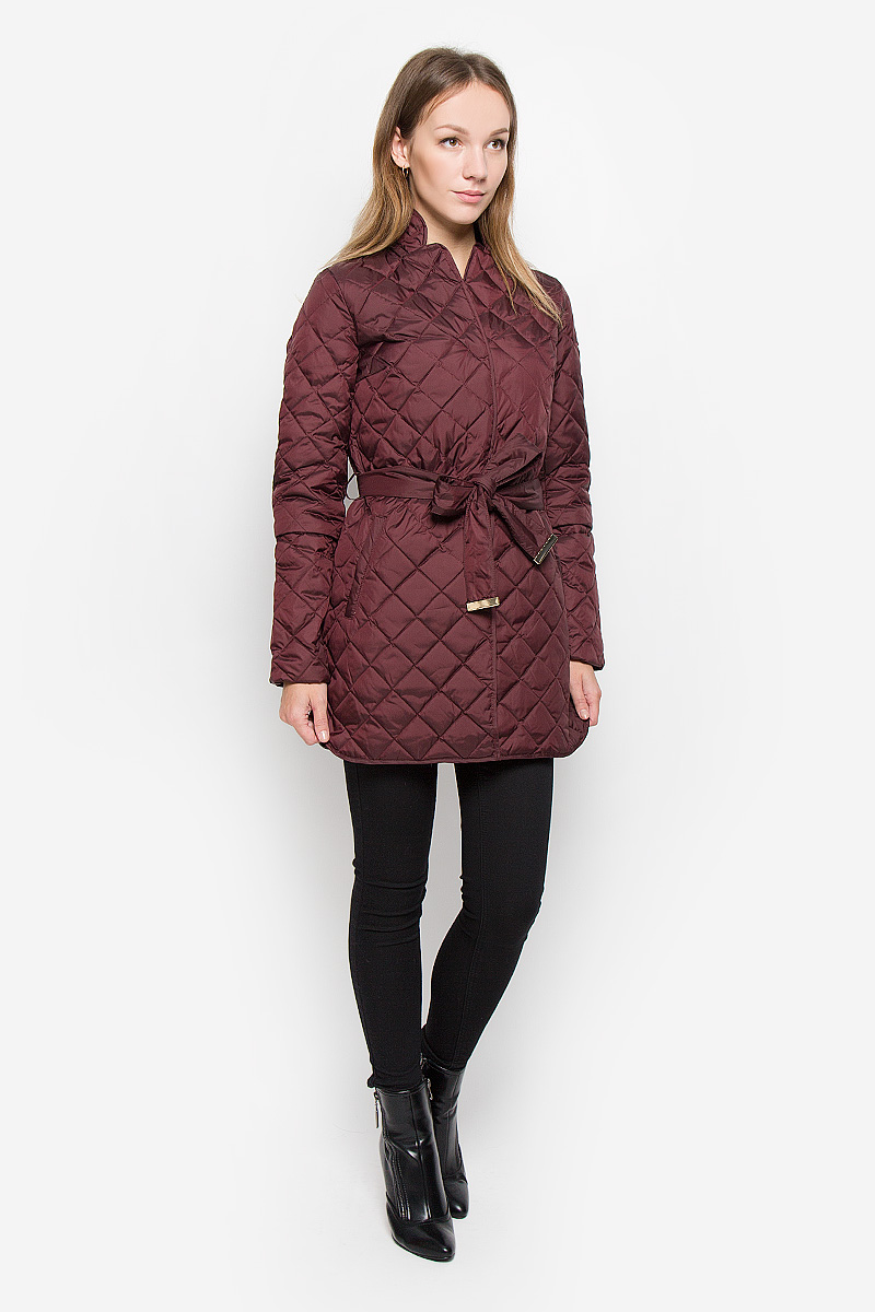 ПуховикB016516_COLD BEET ПуховикB016516_COLD BEETЖенский пуховик Baon с длинными рукавами и воротником-стойкой выполнен из прочного полиэстера. Наполнитель - натуральный пух и перо. Модель застегивается на кнопки спереди. Изделие дополнено двумя втачными карманами на кнопках. В комплект входит широкий пояс. Нижняя часть рукавов крепится к верхней при помощи кнопок в области локтя, что позволяет отрегулировать длину рукава по желанию. Пуховик оформлен стеганым узором.