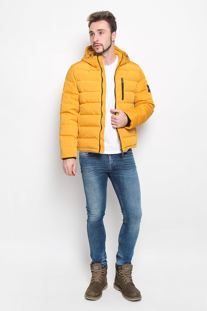 ПуховикB506503_DEEP NAVY ПуховикB506503_DEEP NAVYМужской пуховик Baon с длинными рукавами и несъемным капюшоном выполнен из прочного полиэстера. Наполнитель - натуральный пух и перо. Объем капюшона регулируется при помощи шнурка-кулиски. Модель застегивается на застежку-молнию спереди. Изделие дополнено двумя втачными карманами на молниях спереди и одним втачным нагрудным карманом на молнии. Рукава дополнены внутренними трикотажными манжетами. Объем низа куртки регулируется при помощи шнурка-кулиски со стопперами.