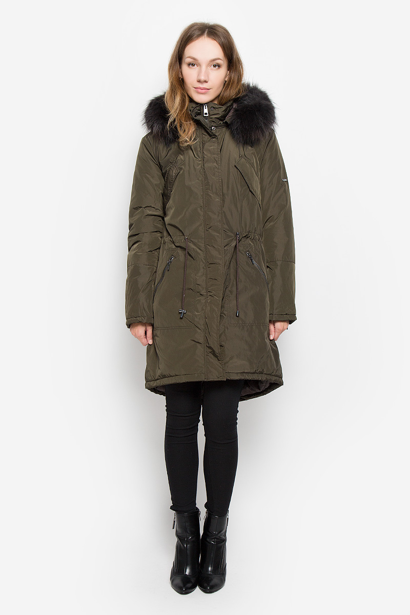 ПальтоB036533_DARK NAVY ПальтоB036533_DARK NAVYЖенское пальто Baon с длинными рукавами, воротником-стойкой и съемным капюшоном на молнии выполнена из прочного полиэстера. Наполнитель - натуральный пух. Капюшон украшен съемным натуральным мехом на пуговицах. Пальто застегивается на застежку-молнию спереди и имеет ветрозащитный клапан на кнопках. Изделие дополнено двумя втачными карманами на молниях спереди и двумя втачными нагрудными карманами с клапанами на кнопках, манжеты рукавов оснащены застежками-молниями. Объем талии регулируется при помощи шнурка-кулиски со стопперами.