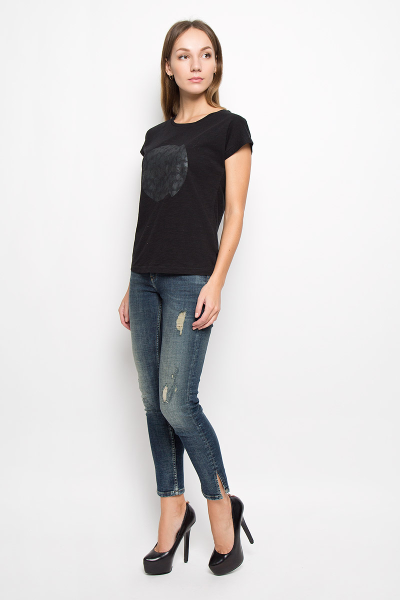 ДжинсыJR-114/1133-6434 ДжинсыJR-114/1133-6434Женские джинсы Calvin Klein Jeans выполнены из эластичного хлопка. Укороченная модель-скинни застегивается спереди на пуговицу и имеет ширинку с застежкой-молнией. Спереди изделие дополнено двумя втачными карманами и одним маленьким накладным, сзади - двумя накладными карманами. Снизу брючин предусмотрены разрезы. Джинсы оформлены эффектом искусственно-состаренной ткани.