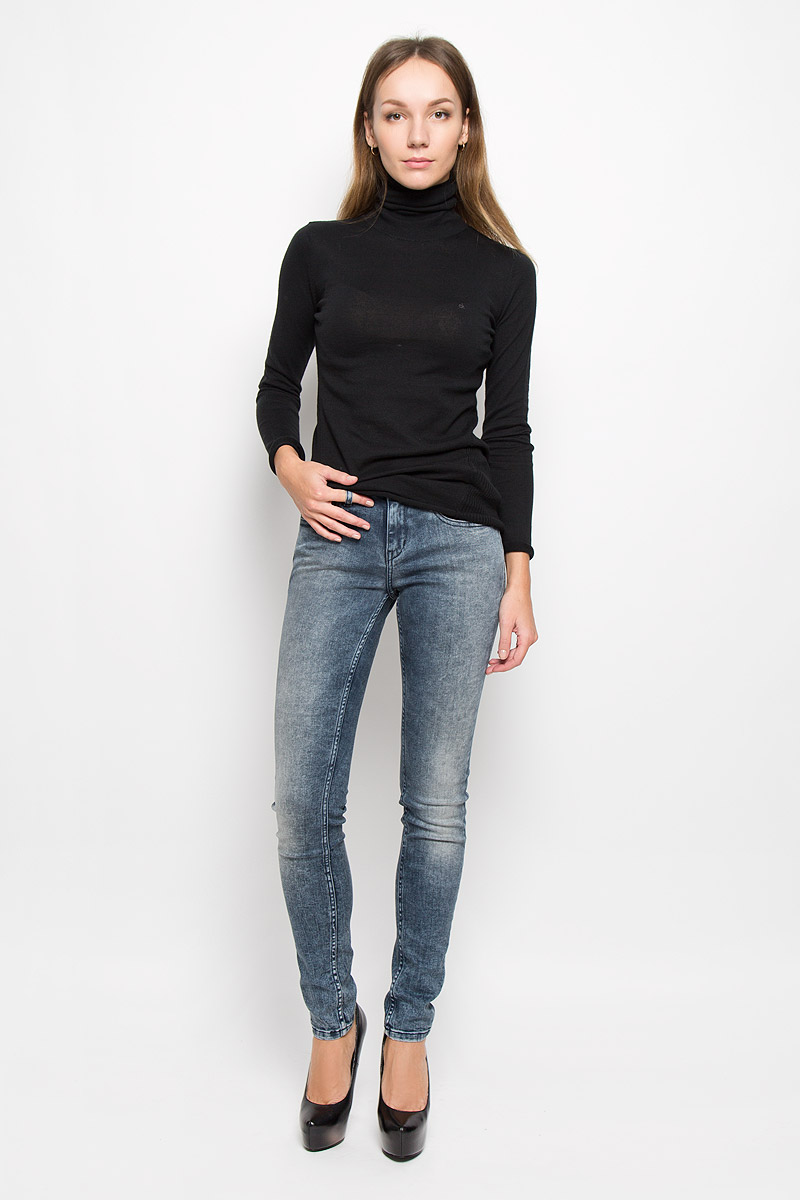ДжинсыSKU0716ZI ДжинсыSKU0716ZIЖенские джинсы Calvin Klein Jeans выполнены из эластичного хлопка. Модель-скинни застегивается спереди на пуговицу и имеет ширинку с застежкой-молнией. Спереди изделие дополнено двумя втачными карманами и одним маленьким накладным, сзади - двумя накладными карманами. Джинсы оформлены эффектом потертости.