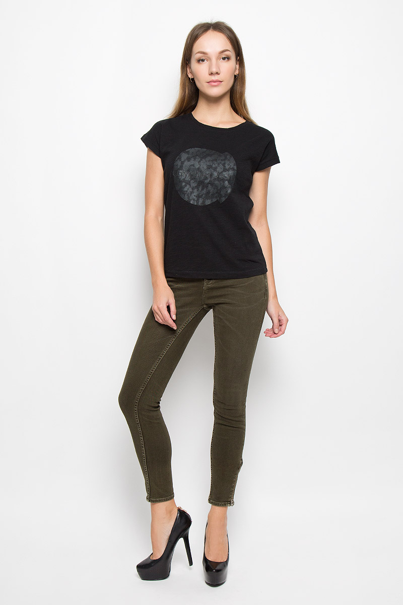 ДжинсыL37514200 ДжинсыL37514200Женские джинсы Calvin Klein Jeans выполнены из эластичного хлопка. Укороченная модель-скинни застегивается на пуговицу и имеет ширинку на молнии. Предусмотрены шлевки для ремня. Спереди расположены два втачных кармана и один маленький накладной, сзади - два накладных кармана. На брючинах снизу предусмотрены застежки-молнии.