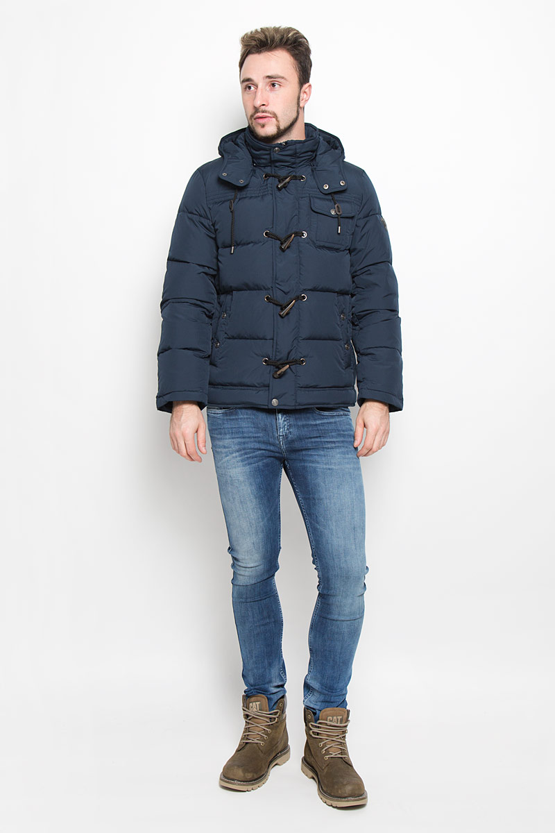 ПуховикB506505_DEEP NAVY ПуховикB506505_DEEP NAVYМужской пуховик Baon с длинными рукавами, воротником-стойкой и съемным капюшоном на застежке-молнии выполнен из прочного полиэстера. Наполнитель - натуральный пух и перо. Объем капюшона регулируется при помощи шнурка-кулиски. Модель застегивается на застежку-молнию спереди и имеет ветрозащитный клапан на кнопках и крупных пуговицах. Изделие дополнено двумя втачными карманами на кнопках и нагрудным карманом с клапаном на кнопке спереди, а также двумя внутренними втачными карманами на застежках-молниях. Рукава дополнены внутренними трикотажными манжетами.