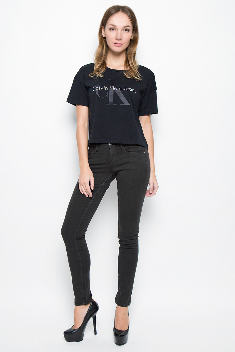 БрюкиJ20J200630_965 БрюкиJ20J200630_965Женские брюки Calvin Klein Jeans выполнены из плотного эластичного материала. Модель-скинни застегивается спереди на пуговицу и имеет ширинку с застежкой-молнией. Предусмотрены шлевки для ремня. Спереди изделие дополнено двумя втачными карманами и одним маленьким накладным, сзади - двумя накладными карманами.