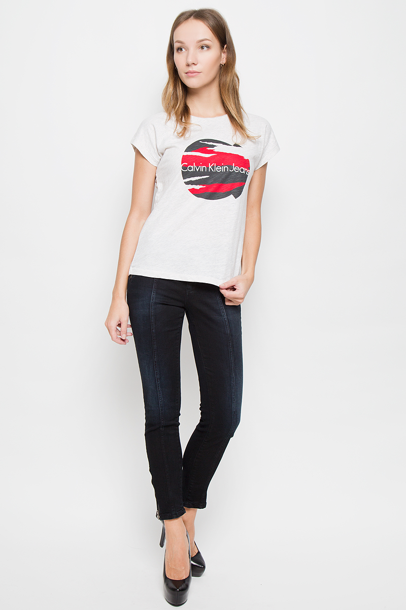 ДжинсыQS5548E_001 ДжинсыQS5548E_001Женские джинсы Calvin Klein Jeans выполнены из эластичного хлопка. Укороченная модель-скинни застегивается спереди на пуговицу и ширинку на молнии. Предусмотрены шлевки для ремня. На брючинах снизу имеются застежки-молнии. Изделие дополнено декоративными карманами. Джинсы оформлены легким эффектом потертости.