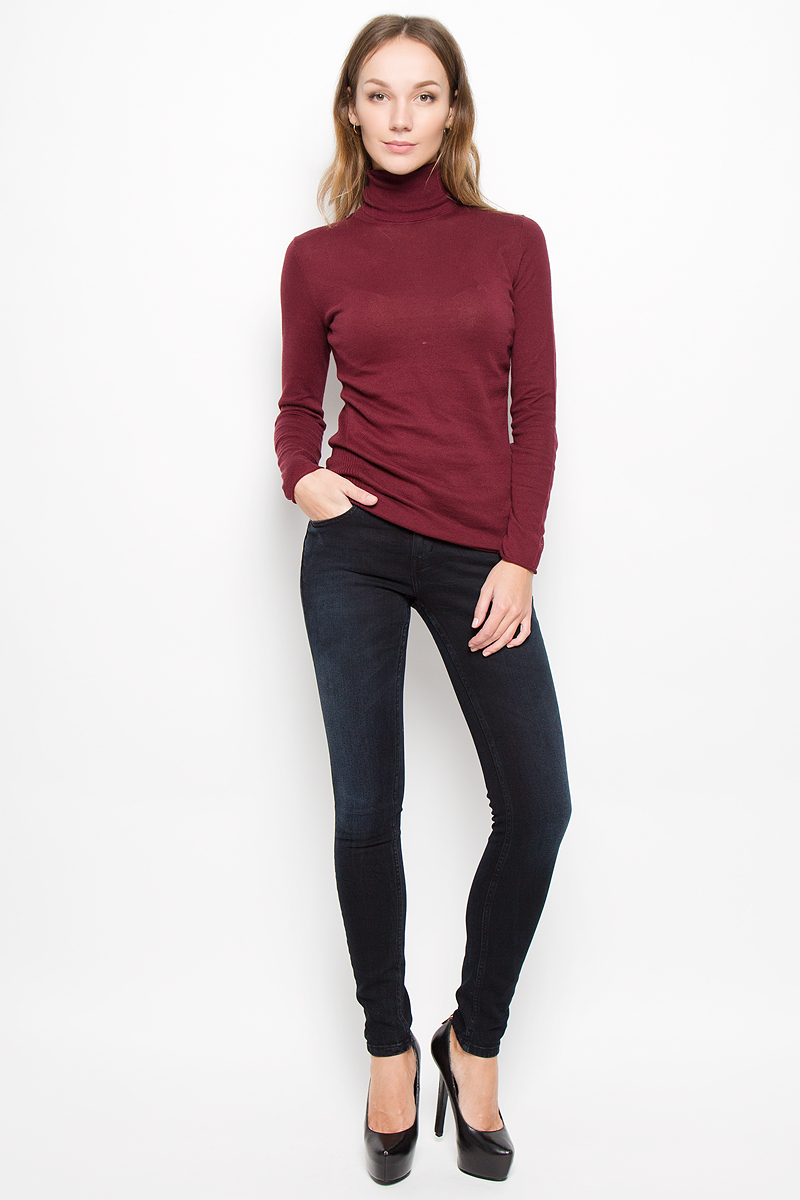 ДжинсыSKU0716ZI ДжинсыSKU0716ZIЖенские джинсы Calvin Klein Jeans выполнены из эластичного хлопка. Модель-скинни застегивается спереди на пуговицу и имеет ширинку с застежкой-молнией. Спереди изделие дополнено двумя втачными карманами и одним маленьким накладным, сзади - двумя накладными карманами. Джинсы оформлены легким эффектом потертости.