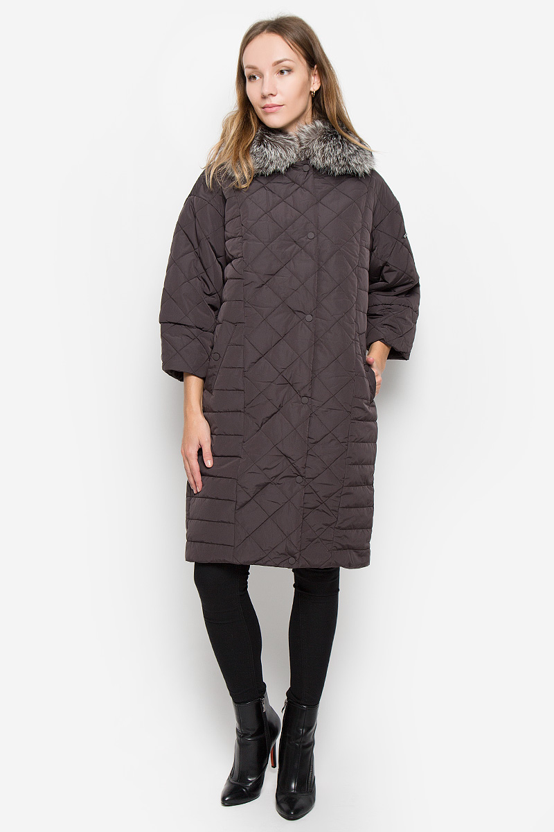 ПальтоB036552_BLACK ПальтоB036552_BLACKЖенское пальто Baon с рукавами 3/4 и отложным воротником выполнено из полиамида. Наполнитель - полиэстер. Пальто застегивается на застежку-молнию спереди, имеется ветрозащитный клапан на кнопках. Воротник украшен натуральным мехом. Изделие дополнено двумя втачными карманами на кнопках спереди.
