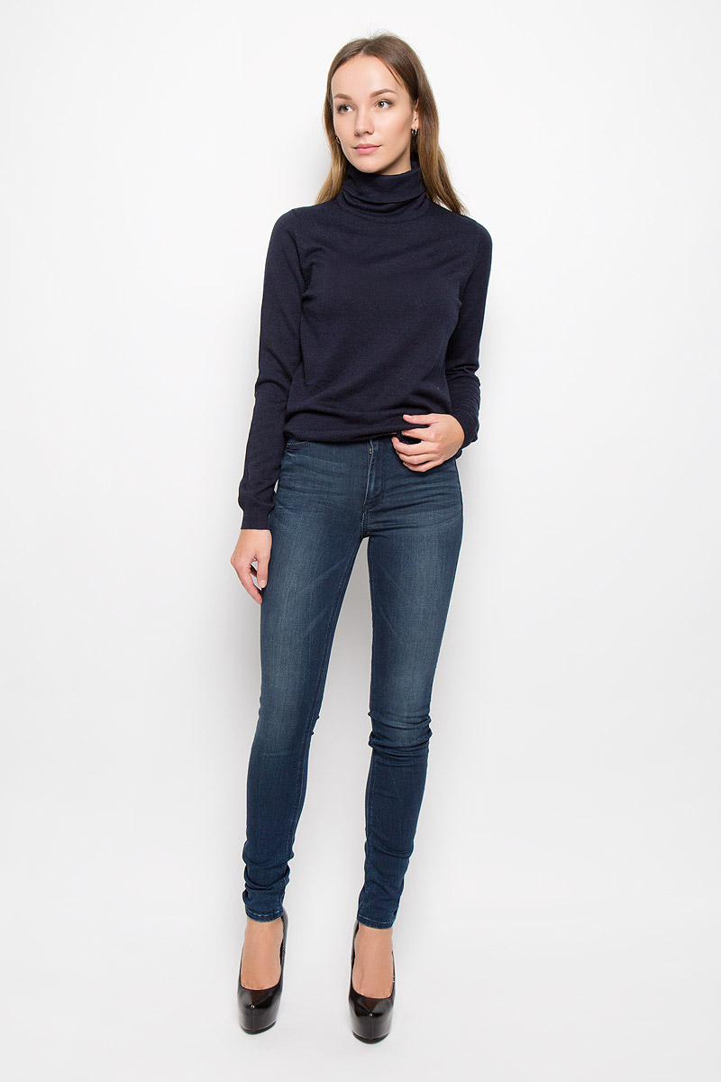 Джинсы6204852.09.71_1296 Джинсы6204852.09.71_1296Женские джинсы Tom Tailor Denim Janna выполнены из хлопка и вискозы с добавлением полиэстера и эластана. Модель-скинни с завышенной линией талии застегивается спереди на пуговицу и имеет ширинку с застежкой- молнией. Спереди изделие дополнено двумя втачными карманами и одним маленьким накладным, сзади - двумя накладными карманами. Джинсы оформлены легким эффектом потертости и перманентными складками.
