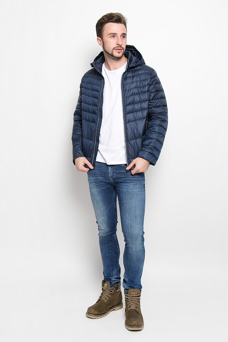 ПуховикB516502_DEEP NAVY ПуховикB516502_DEEP NAVYСтильный мужской пуховик Baon согреет вас в холодное межсезонье. Модель выполнена из 100% полиэстера. Утеплитель из натурального пуха не даст замерзнуть. Модель с воротником-стойкой и съемным капюшоном застегивается на пластиковую застежку-молнию. Капюшон пристегивается к пуховику с помощью застежки-молнии и металлических кнопок. Спереди пуховик дополнен двумя прорезными карманами с застежками-молниями.