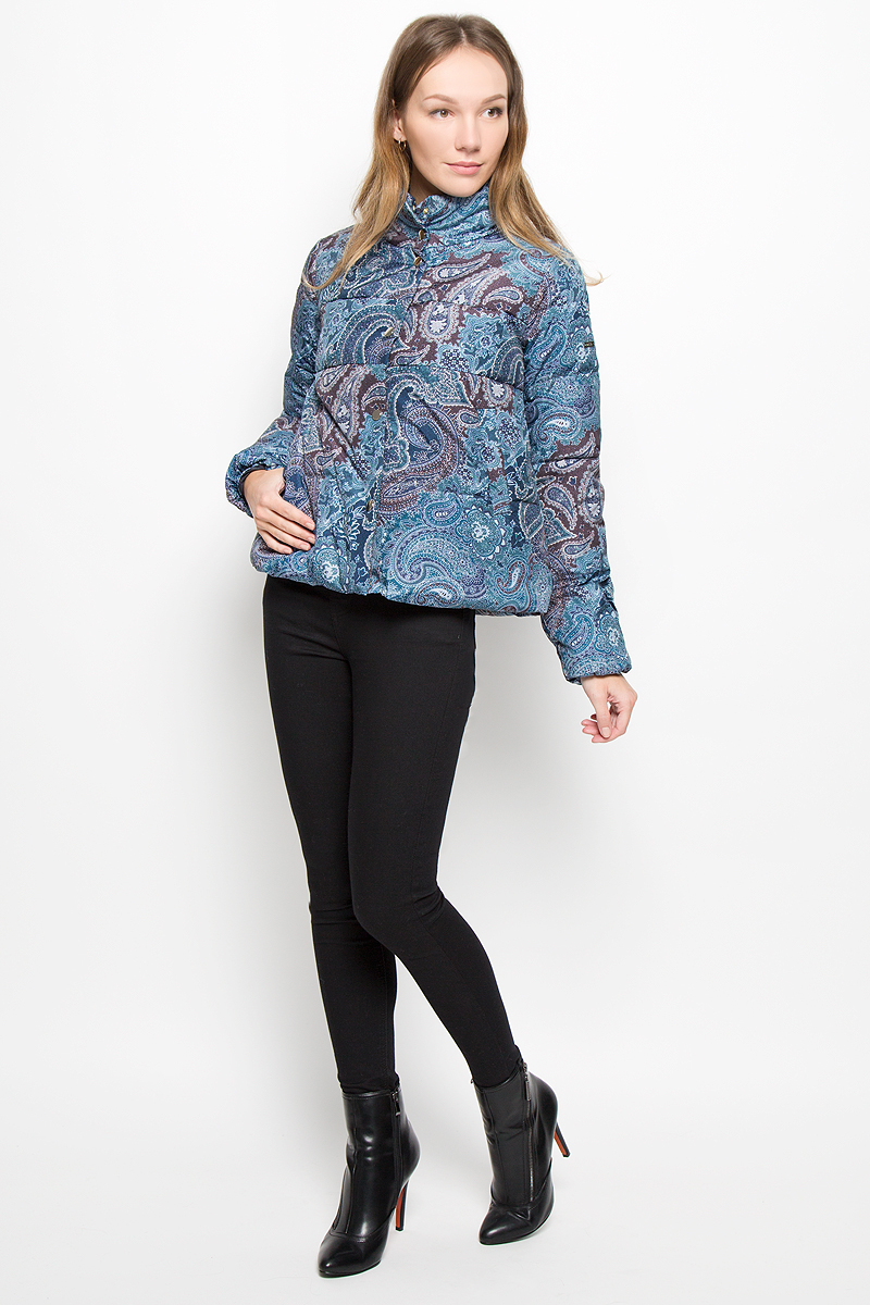 ПуховикB016518_Dark Navy Printed ПуховикB016518_Dark Navy PrintedЖенский укороченный пуховик Baon изготовлен из водоотталкивающей и ветрозащитной ткани с утеплителем из пуха и пера. Куртка с воротником-стойкой застегивается на кнопки. Изделие имеет свободный силуэт. Внутренняя часть манжет прострочена эластичной нитью. Спереди расположены два прорезных кармана на кнопках. Куртка оформлена принтом с узорами.