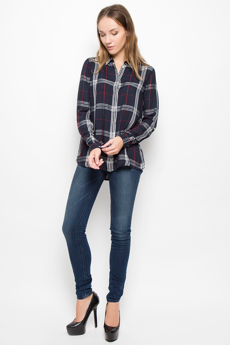 Рубашка2032356.62.71_6901 Рубашка2032356.62.71_6901Женская рубашка Tom Tailor Denim выполнена из мягкой вискозы. Рубашка с отложным воротником и длинными рукавами застегивается на пуговицы, скрытые за планкой. Длину рукавов можно изменить при помощи хлястиков с пуговицами. На манжетах также имеются застежки-пуговицы. Оформлено изделие принтом в клетку, украшено фирменной пластиной.