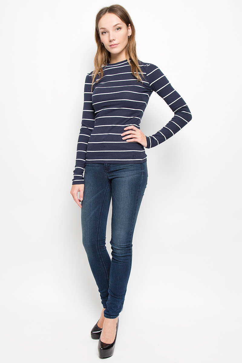 Лонгслив1035731.62.71_8005 Лонгслив1035731.62.71_8005Женский лонгслив Tom Tailor Denim изготовлен из эластичного хлопка. Модель с круглым вырезом горловины и длинными рукавами имеет приталенный силуэт. Лонгслив оформлен контрастным принтом в полоску. Украшено изделие вышитым логотипом.