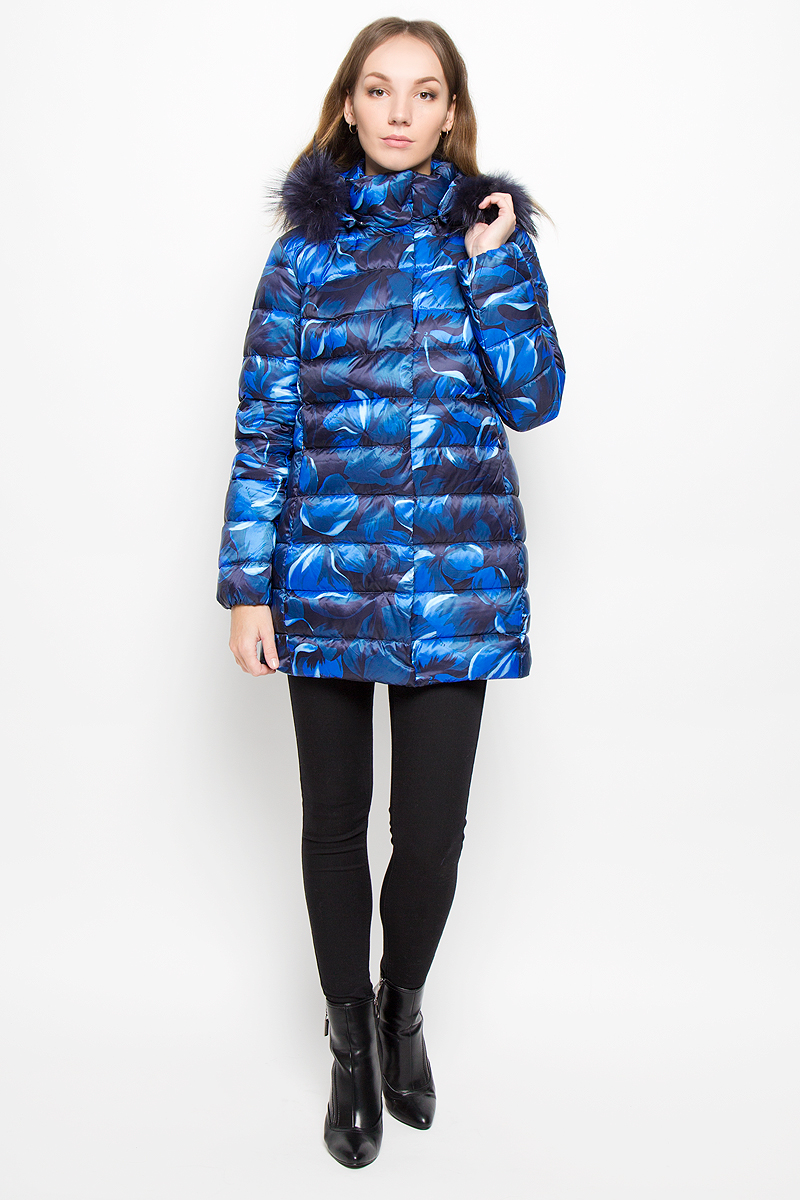 ПуховикB026509_Dark Navy Printed ПуховикB026509_Dark Navy PrintedЖенский пуховик Baon изготовлен из водоотталкивающей и ветрозащитной ткани с утеплителем из пуха и пера. Куртка с воротником-стойкой и капюшоном застегивается на пластиковую молнию с внешней ветрозащитной планкой с застежками-кнопками. Капюшон, декорированный съемной опушкой из натурального меха, пристегивается к куртке при помощи молнии. Внутренняя часть манжет прострочена эластичной нитью. Спереди расположены два прорезных кармана на молниях. Куртка оформлена цветочным принтом.