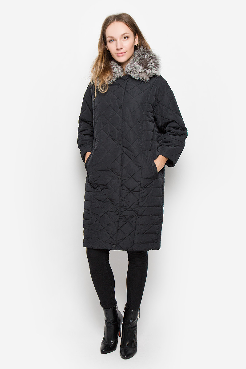 ПальтоB036552_BLACK ПальтоB036552_BLACKЖенское пальто Baon с рукавами 3/4 и отложным воротником выполнено из полиамида. Наполнитель - полиэстер. Пальто застегивается на застежку-молнию спереди, имеется ветрозащитный клапан на кнопках. Воротник украшен натуральным мехом. Изделие дополнено двумя втачными карманами на кнопках спереди.