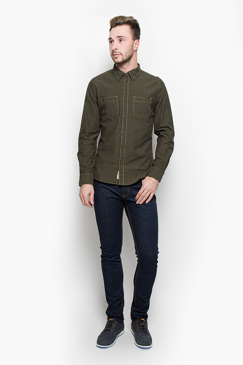 РубашкаLCHMW044/OLIVE РубашкаLCHMW044/OLIVEМужская рубашка Lee Cooper, выполненная из натурального хлопка, идеально дополнит ваш образ. Материал мягкий и приятный на ощупь, не сковывает движения и позволяет коже дышать. Рубашка классического кроя с длинными рукавами и отложным воротником застегивается на пуговицы по всей длине. Низ рукавов обработан манжетами на пуговицах. На груди модель дополнена двумя накладными карманами. Такая рубашка будет дарить вам комфорт в течение всего дня и станет стильным дополнением к вашему гардеробу.