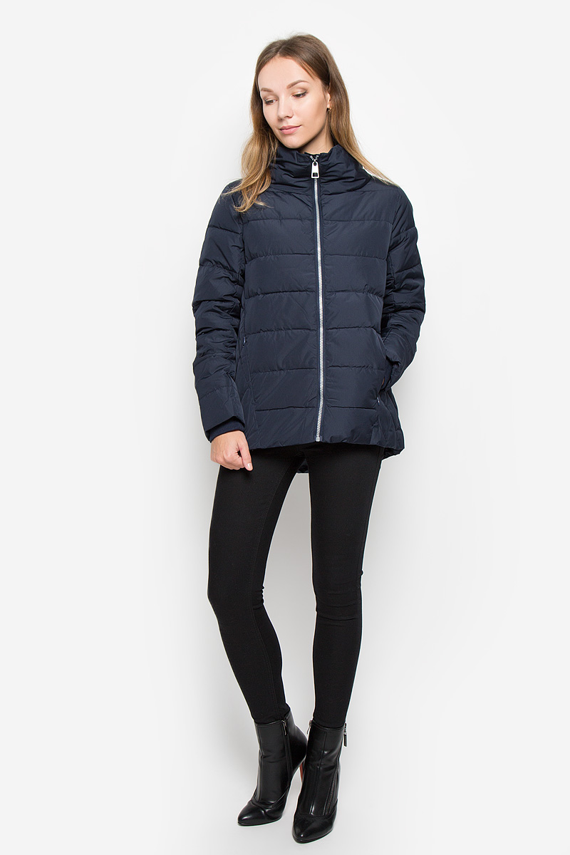 ПуховикB006595_DARK NAVY ПуховикB006595_DARK NAVYЖенский пуховик Baon с длинными рукавами и воротником-стойкой выполнен из прочного полиэстера. Наполнитель - натуральный пух и перо. Модель застегивается на застежку-молнию спереди. Изделие дополнено двумя втачными карманами на молниях спереди, манжеты рукавов оснащены внутренними трикотажными манжетами. Пуховик оформлен стеганым узором.