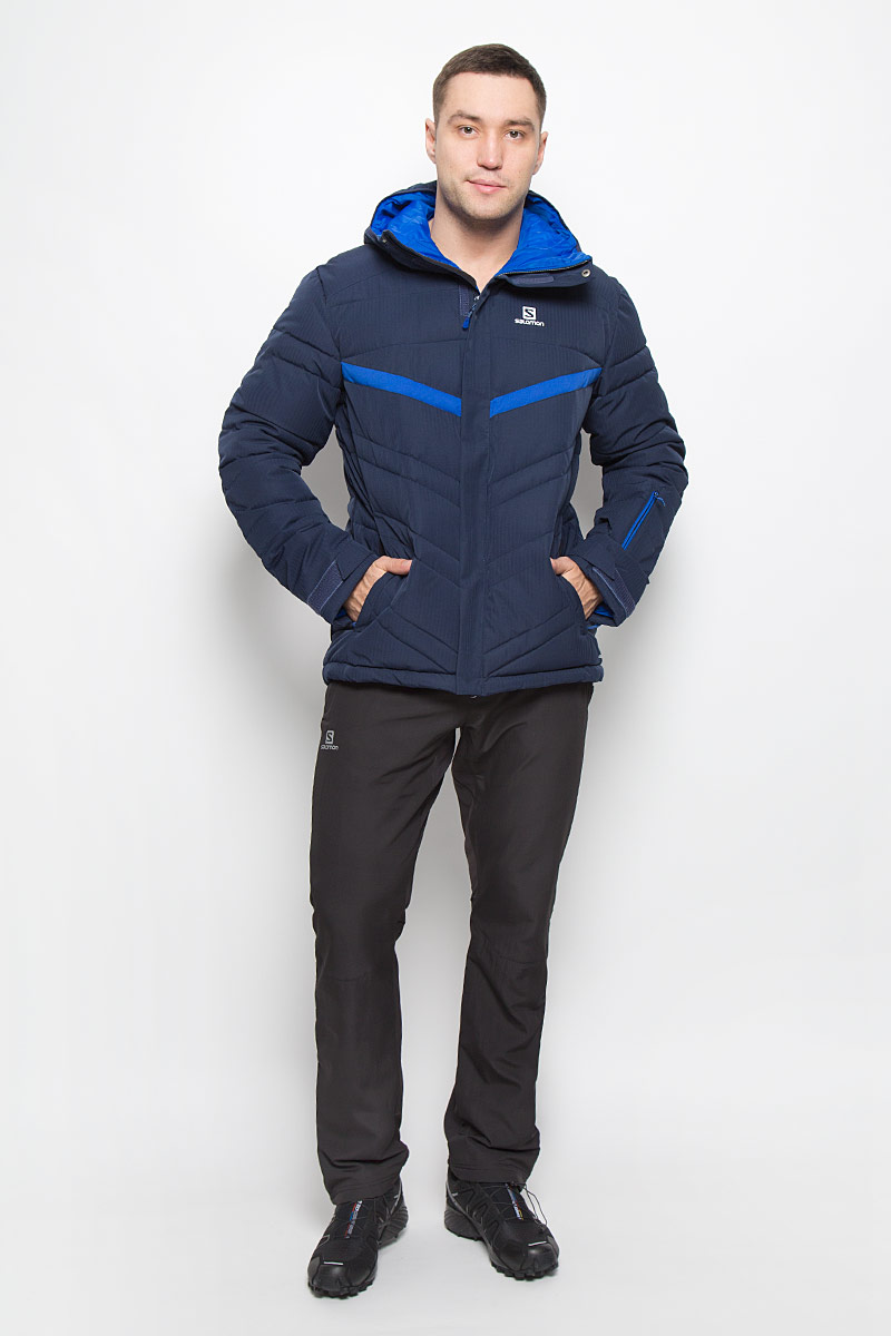 КурткаL38314700 КурткаL38314700Мужская куртка Salomon Stormpulse с защитой от непогоды Advanced Skin Dry выполнена из полиэстера на подкладке из нейлона. Используемый в куртке утеплитель Stormloft по упругости и теплоте напоминает натуральный пух, но не теряет своих свойств при намокании, а также отлично подходит людям, которые страдают аллергией. Модель с капюшоном застегивается на молнию и имеет ветрозащитный клапан на липучках и кнопках. Рукава дополнены хлястиками с липучками для регулировки объема. С внутренней стороны изделия имеется противоснежная вставка на резинке с застежками-кнопками. Объем низу регулируется при помощи шнурка-кулиски со стопперам. Спереди расположены два прорезных кармана на молнии, с внутренней стороны находится прорезной карман с застежкой-молнией, рукав куртки также дополнен втачным карманом на застежке-молнии.