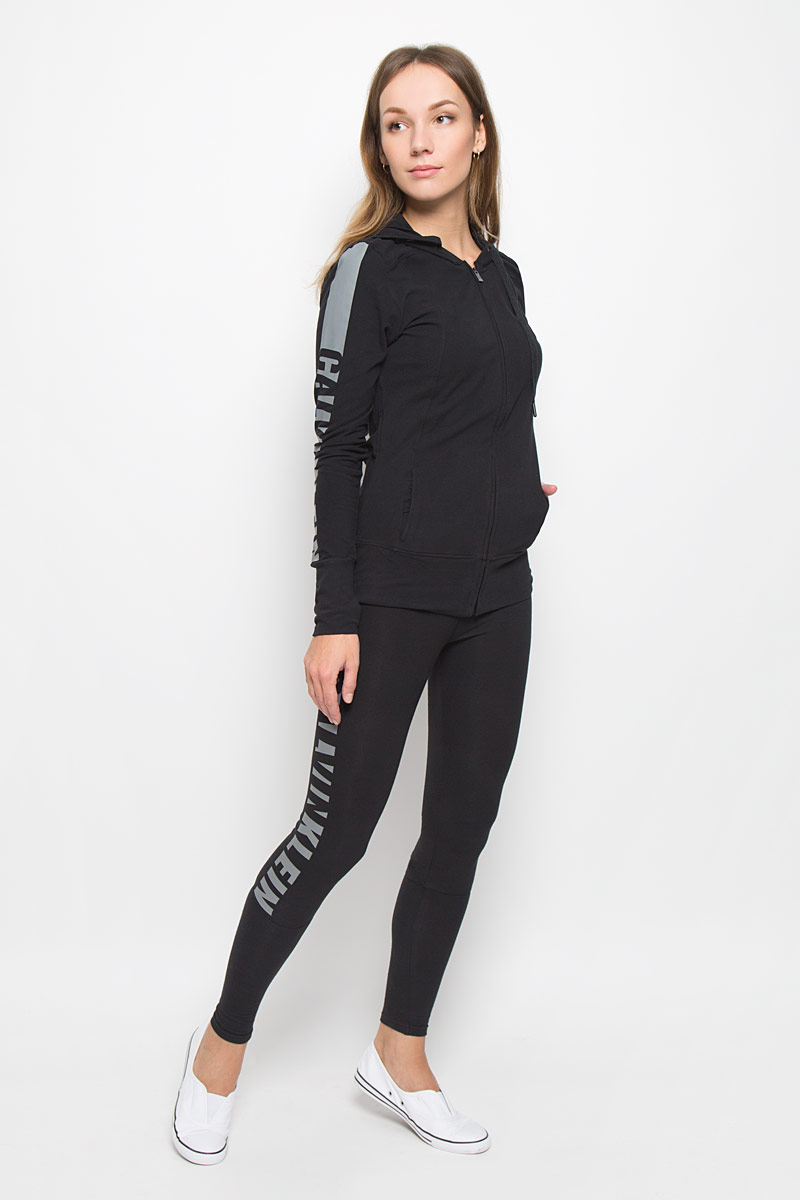 ТолстовкаQF1567E_100 ТолстовкаQF1567E_100Женская толстовка Calvin Klein с длинными рукавами и капюшоном изготовлена из эластичного хлопка. Модель застегивается на застежку-молнию спереди. Спереди расположены два втачных кармана. Манжеты рукавов имеют прорези для больших пальцев. Объем капюшона регулируется при помощи шнурка-кулиски.