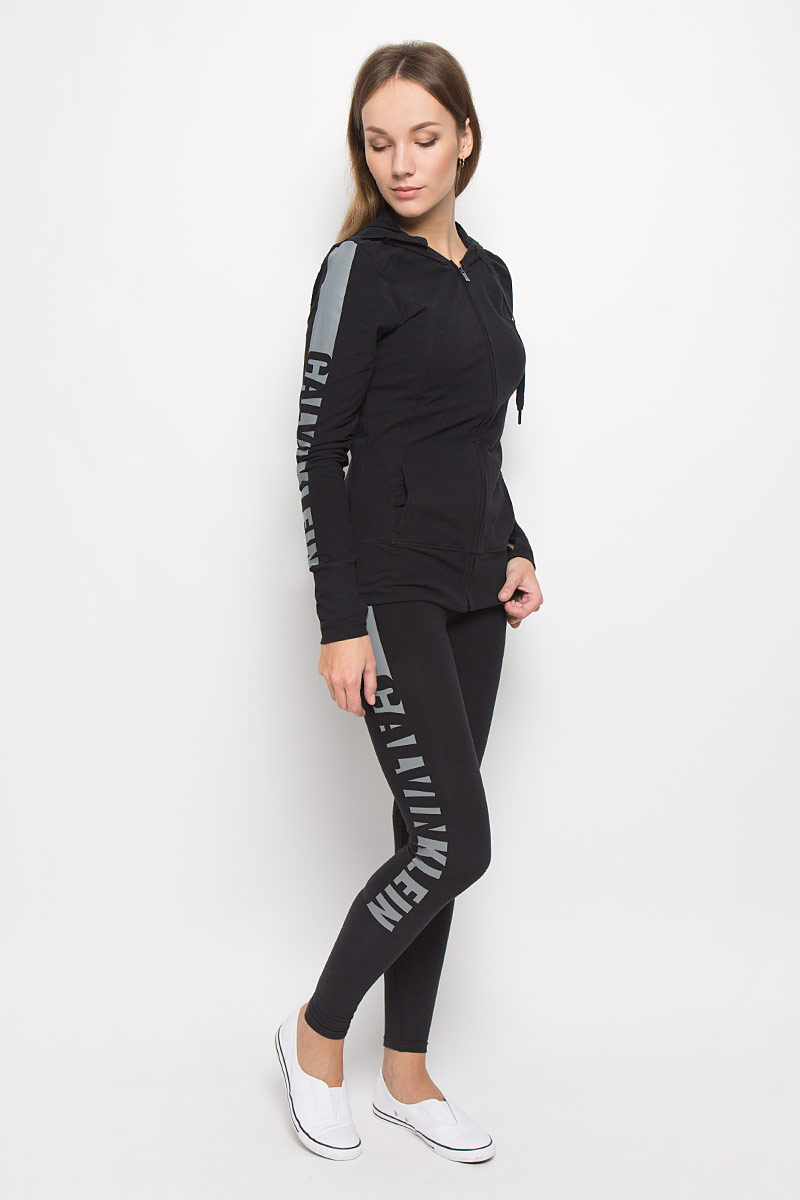 ЛеггинсыQS5548E_001 ЛеггинсыQS5548E_001Удобные женские леггинсы Calvin Klein Underwear изготовлены из высококачественного эластичного хлопка. Обтягивающие леггинсы дополнены эластичной резинкой на талии. Одна из штанин оформлена принтом с названием бренда.