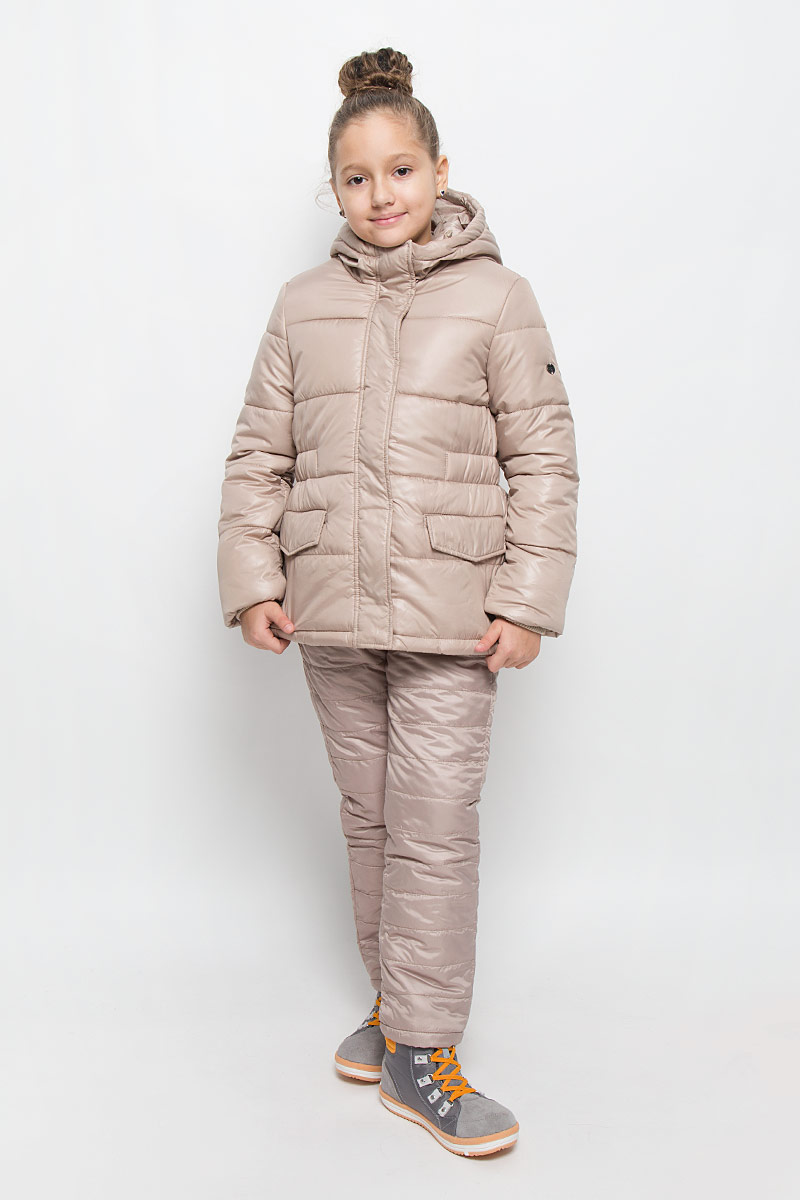 Куртка216BBGC41021000 Куртка216BBGC41021000Куртка для девочки Button Blue c несъемным капюшоном и длинными рукавами выполнена из прочного полиэстера. Подкладка - мягкий флис. Наполнитель - искусственный пух. Модель застегивается на застежку-молнию спереди и имеет ветрозащитный клапан на кнопках. Объем капюшона регулируется при помощи шнурка-кулиски со стопперами. Изделие дополнено двумя втачными кармашками с клапанами на кнопках. Рукава оснащены внутренними трикотажными манжетами. Куртка оформлена стеганым узором.