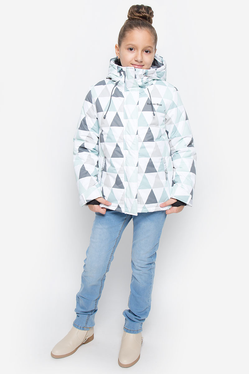 Куртка216BBGA41021213 Куртка216BBGA41021213Куртка для девочки Button Blue Active изготовлена из водонепроницаемого и ветрозащитного материала. Подкладка выполнена из мягкого флиса. Утеплитель обладает антиаллергенными свойствами. Изделие легко стирается и быстро сохнет. Модель с несъемным капюшоном застегивается на молнию с внешней ветрозащитной планкой на липучках. По краю капюшона имеется эластичный шнурок со стопперами. Края рукавов дополнены хлястиками на липучках. На рукавах предусмотрены эластичные манжеты с отверстием для большого пальца. Спереди расположены два прорезных кармана с застежками-молниями. По низу куртки предусмотрен затягивающийся шнурок со стопперами. Модель оформлена орнаментом в виде треугольников. Куртка снабжена светоотражающими деталями для безопасности ребенка в темное время суток.