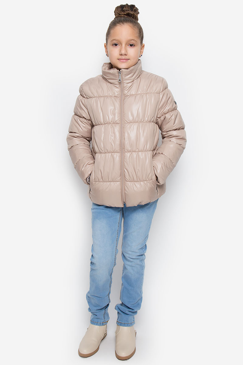 Куртка216BBGC41011300 Куртка216BBGC41011300Куртка для девочки Button Blue c воротником-стойкой и длинными рукавами выполнена из прочного полиэстера. Подкладка - мягкий флис. Наполнитель - искусственный пух. Модель застегивается спереди на застежку-молнию и дополнено внутренней ветрозащитной планкой. Изделие имеет два втачных кармана на застежках-молниях спереди. Низ куртки дополнен эластичной резинкой. Рукава оснащены эластичными резинками на манжетах. Куртка оформлена стеганым узором.