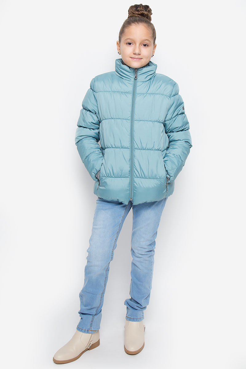 Куртка216BBGC41011300 Куртка216BBGC41011300Куртка для девочки Button Blue c воротником-стойкой и длинными рукавами выполнена из прочного полиэстера. Подкладка - мягкий флис. Наполнитель - искусственный пух. Модель застегивается спереди на застежку-молнию и дополнено внутренней ветрозащитной планкой. Изделие имеет два втачных кармана на застежках-молниях спереди. Низ куртки дополнен эластичной резинкой. Рукава оснащены эластичными резинками на манжетах. Куртка оформлена стеганым узором.