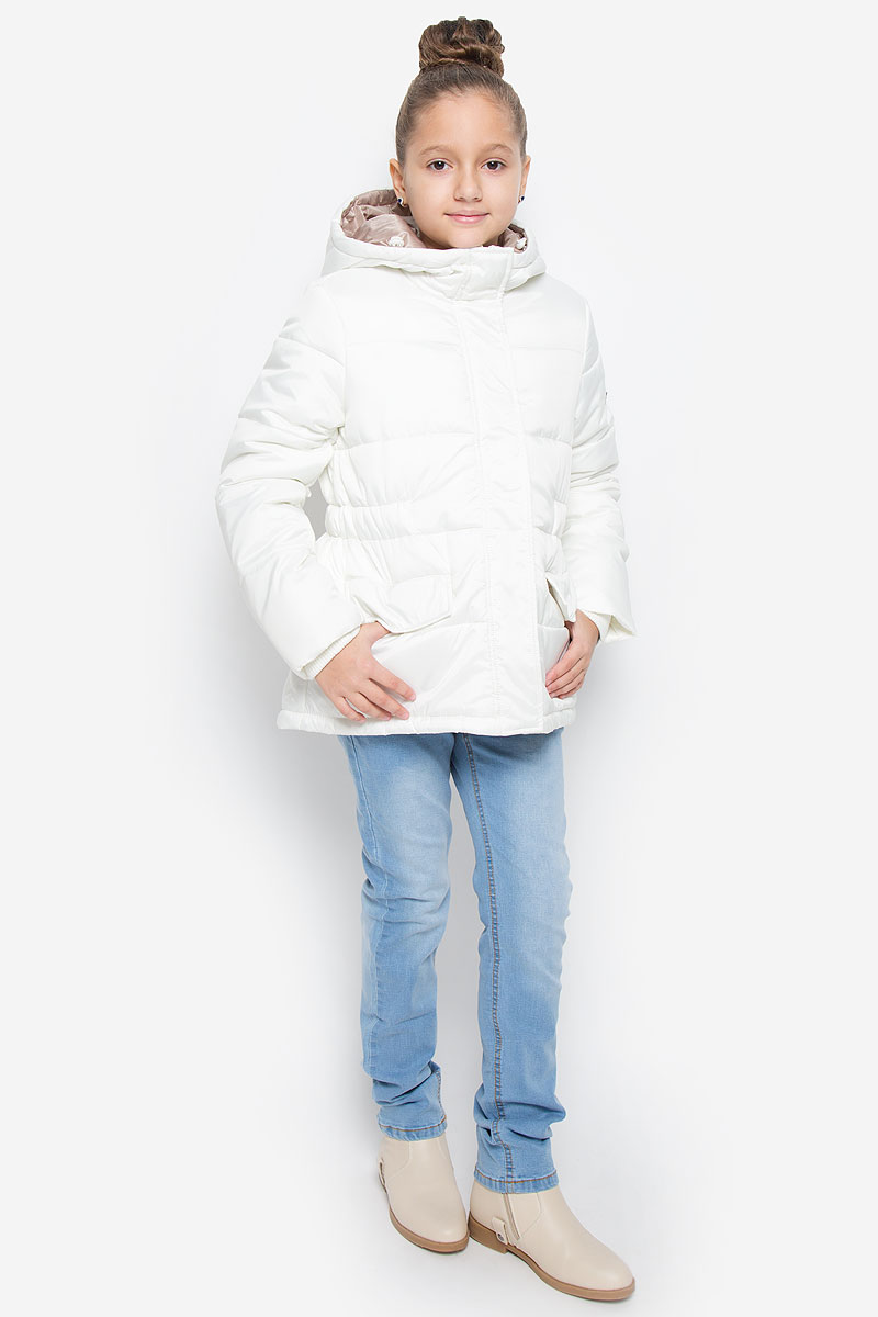 Куртка216BBGC41021000 Куртка216BBGC41021000Куртка для девочки Button Blue c несъемным капюшоном и длинными рукавами выполнена из прочного полиэстера. Подкладка - мягкий флис. Наполнитель - искусственный пух. Модель застегивается на застежку-молнию спереди и имеет ветрозащитный клапан на кнопках. Объем капюшона регулируется при помощи шнурка-кулиски со стопперами. Изделие дополнено двумя втачными кармашками с клапанами на кнопках. Рукава оснащены внутренними трикотажными манжетами. Куртка оформлена стеганым узором.
