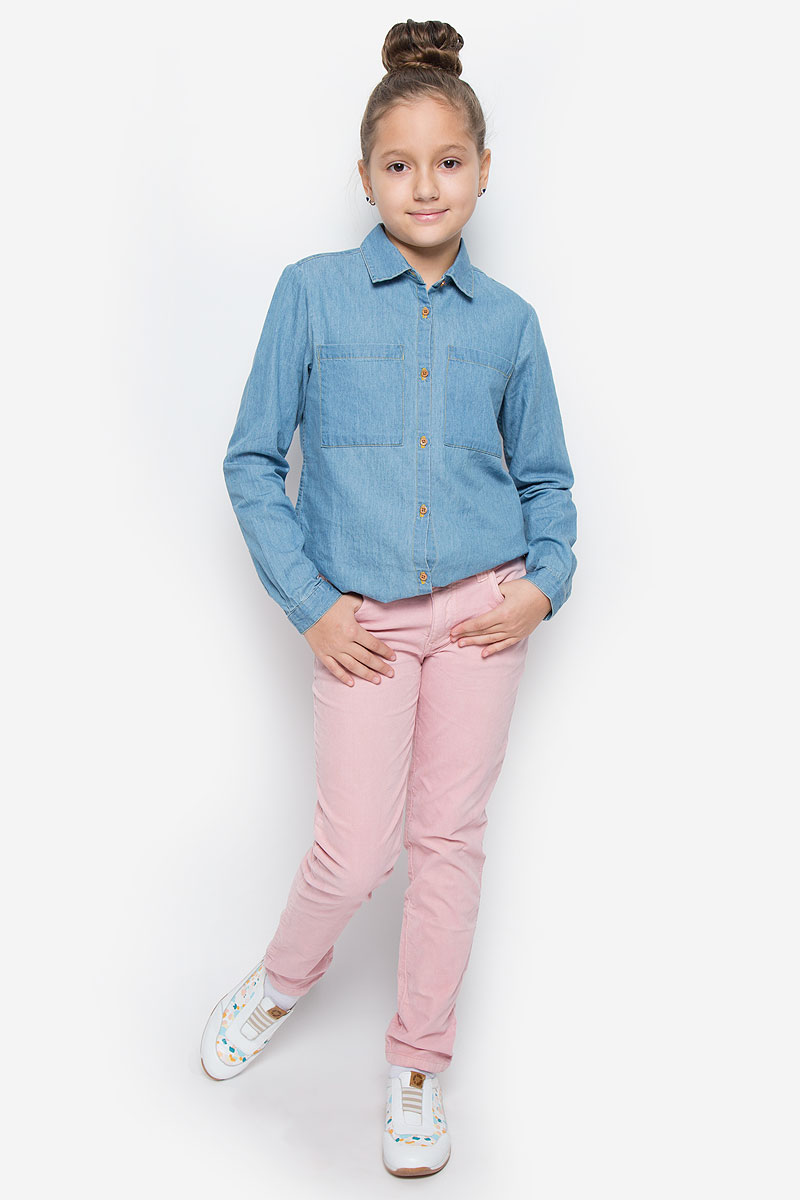 Брюки216BBGC63021200 Брюки216BBGC63021200Стильные брюки Button Blue станут отличным дополнением к гардеробу вашей девочки. Изготовленные из хлопка с добавлением эластана, они необычайно мягкие и приятные на ощупь, не сковывают движения и позволяют коже дышать, не раздражают даже самую нежную и чувствительную кожу ребенка, обеспечивая наибольший комфорт. Брюки прямого кроя застегиваются на пуговицу в поясе и ширинку на застежке-молнии. С внутренней стороны в поясе предусмотрена регулируемая эластичная резинка, позволяющая подогнать модель по фигуре. Модель дополнена спереди двумя втачными карманами и маленьким накладным кармашком, сзади - двумя накладными карманами. На поясе предусмотрены шлевки для ремня. Классический дизайн и расцветка делают эти брюки стильным предметом детского гардероба. В них ваша девочка всегда будет в центре внимания!