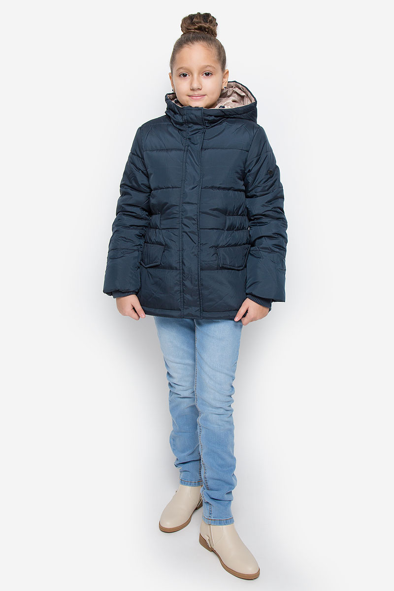 Куртка216BBGC41021000 Куртка216BBGC41021000Куртка для девочки Button Blue c несъемным капюшоном и длинными рукавами выполнена из прочного полиэстера. Подкладка - мягкий флис. Наполнитель - искусственный пух. Модель застегивается на застежку-молнию спереди и имеет ветрозащитный клапан на кнопках. Объем капюшона регулируется при помощи шнурка-кулиски со стопперами. Изделие дополнено двумя втачными кармашками с клапанами на кнопках. Рукава оснащены внутренними трикотажными манжетами. Куртка оформлена стеганым узором.