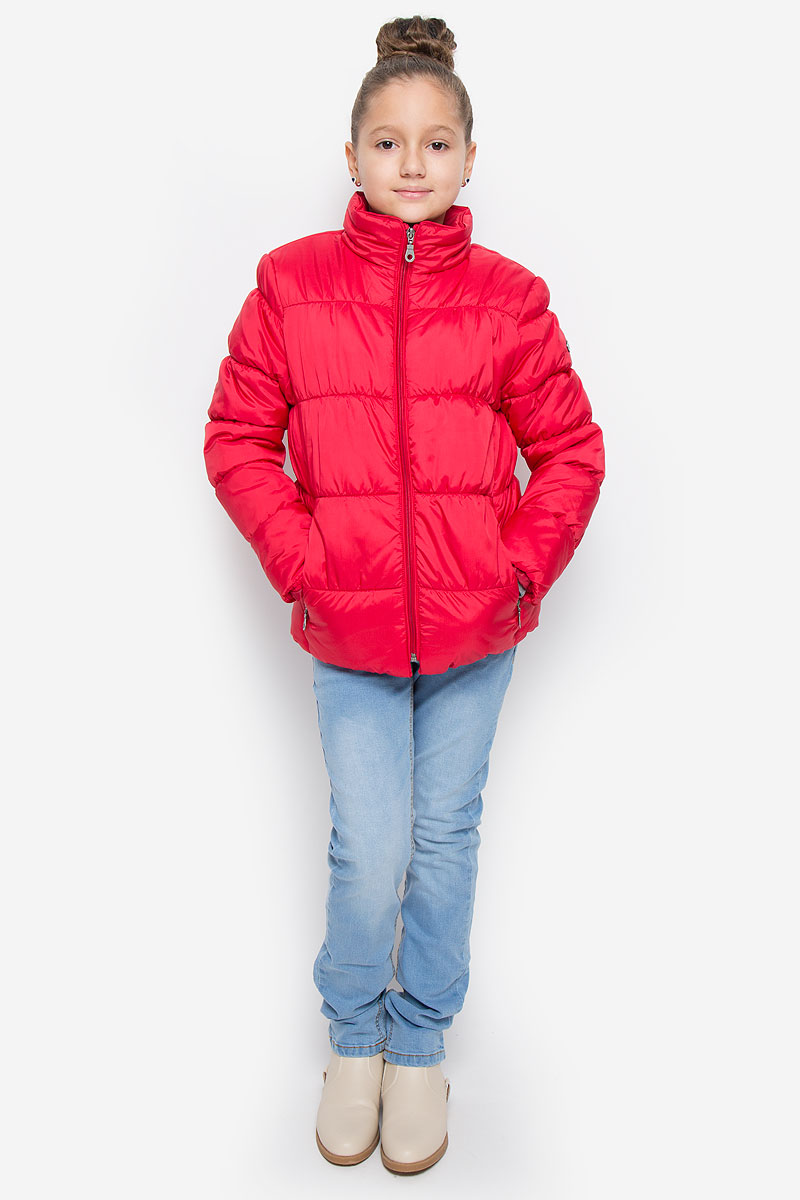 Куртка216BBGC41011300 Куртка216BBGC41011300Куртка для девочки Button Blue c воротником-стойкой и длинными рукавами выполнена из прочного полиэстера. Подкладка - мягкий флис. Наполнитель - искусственный пух. Модель застегивается спереди на застежку-молнию и дополнено внутренней ветрозащитной планкой. Изделие имеет два втачных кармана на застежках-молниях спереди. Низ куртки дополнен эластичной резинкой. Рукава оснащены эластичными резинками на манжетах. Куртка оформлена стеганым узором.