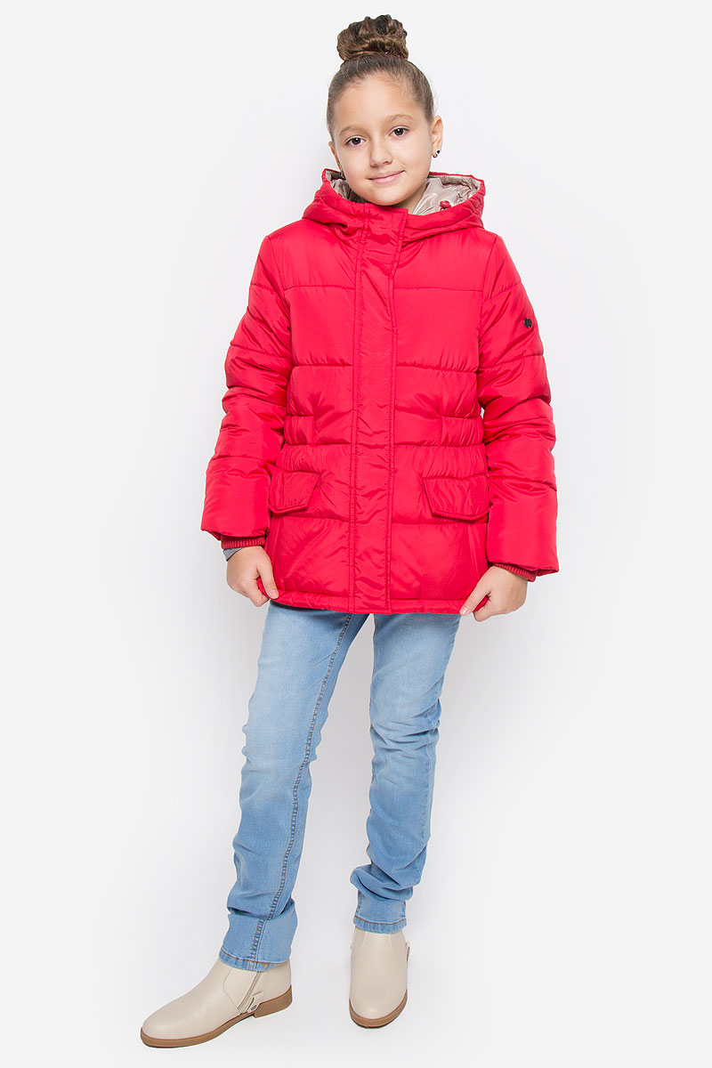 Куртка216BBGC41021000 Куртка216BBGC41021000Куртка для девочки Button Blue c несъемным капюшоном и длинными рукавами выполнена из прочного полиэстера. Подкладка - мягкий флис. Наполнитель - искусственный пух. Модель застегивается на застежку-молнию спереди и имеет ветрозащитный клапан на кнопках. Объем капюшона регулируется при помощи шнурка-кулиски со стопперами. Изделие дополнено двумя втачными кармашками с клапанами на кнопках. Рукава оснащены внутренними трикотажными манжетами. Куртка оформлена стеганым узором.